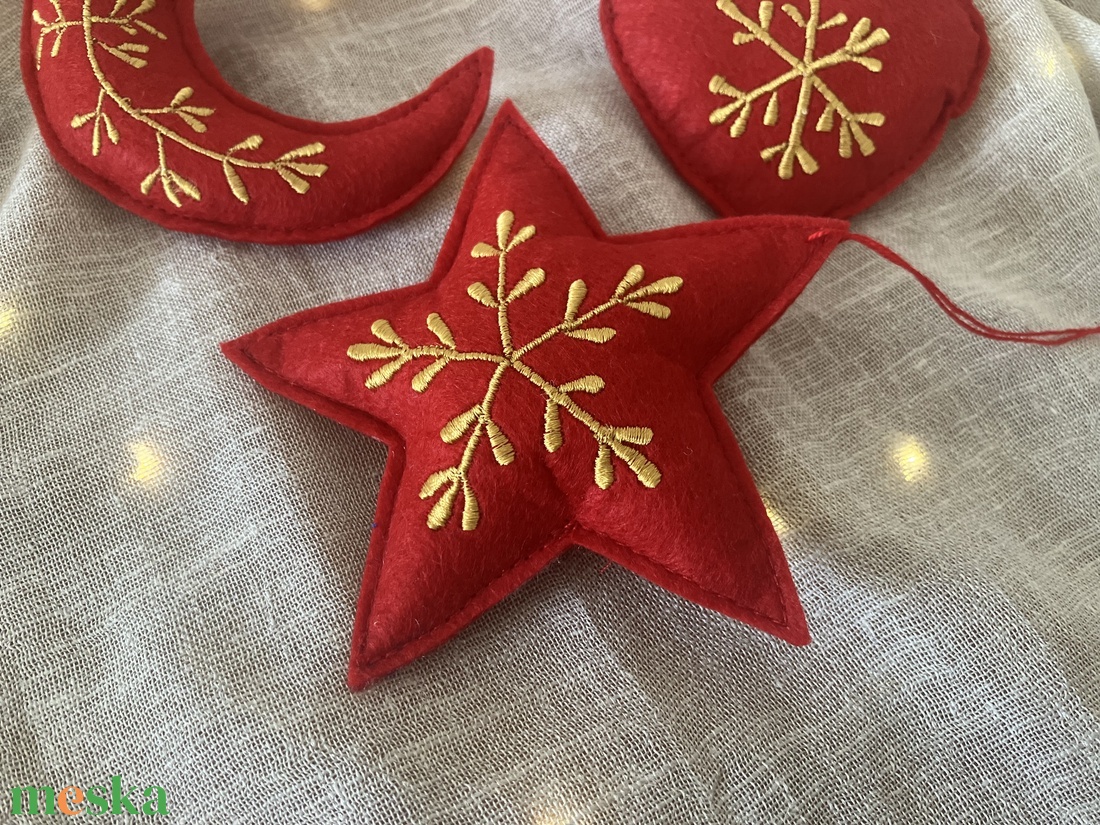 Kézzel hímzett arany mintás textilfilc csillag-hold-szív karácsonyfadísz - karácsony - karácsonyi lakásdekoráció - karácsonyfadíszek - Meska.hu Kézzel hímzett arany mintás textilfilc csillag-hold-szív karácsonyfadísz - karácsony - karácsonyi lakásdekoráció - karácsonyfadíszek - Meska.hu