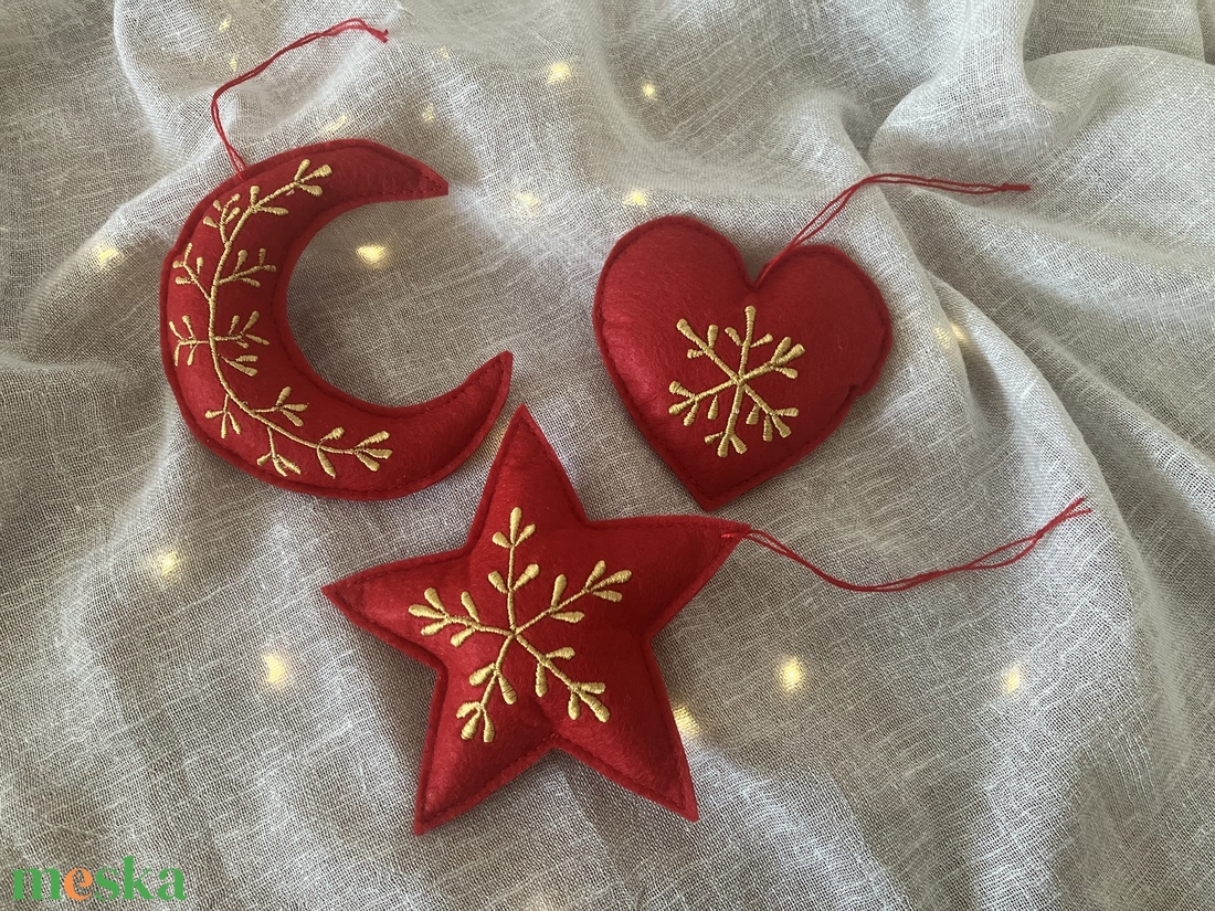 Kézzel hímzett arany mintás textilfilc csillag-hold-szív karácsonyfadísz - karácsony - karácsonyi lakásdekoráció - karácsonyfadíszek - Meska.hu Kézzel hímzett arany mintás textilfilc csillag-hold-szív karácsonyfadísz - karácsony - karácsonyi lakásdekoráció - karácsonyfadíszek - Meska.hu