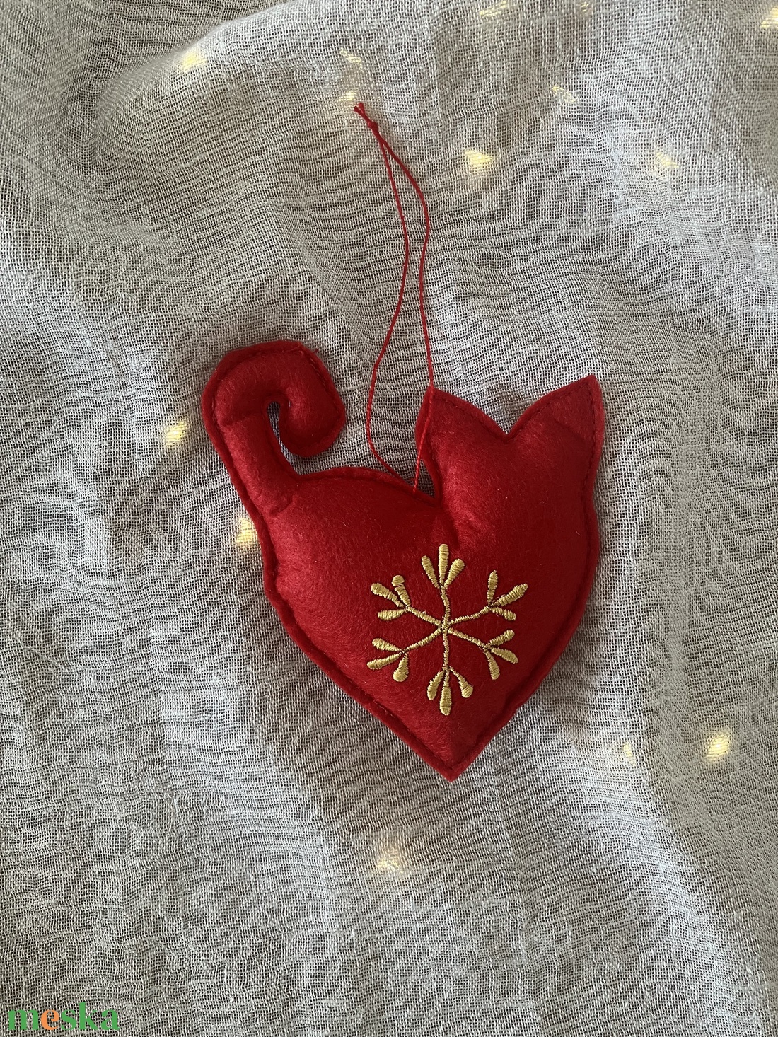 Hímzett macska karácsonyfadísz szív formában piros textilfilc - karácsony - karácsonyi lakásdekoráció - karácsonyfadíszek - Meska.hu Hímzett macska karácsonyfadísz szív formában piros textilfilc - karácsony - karácsonyi lakásdekoráció - karácsonyfadíszek - Meska.hu