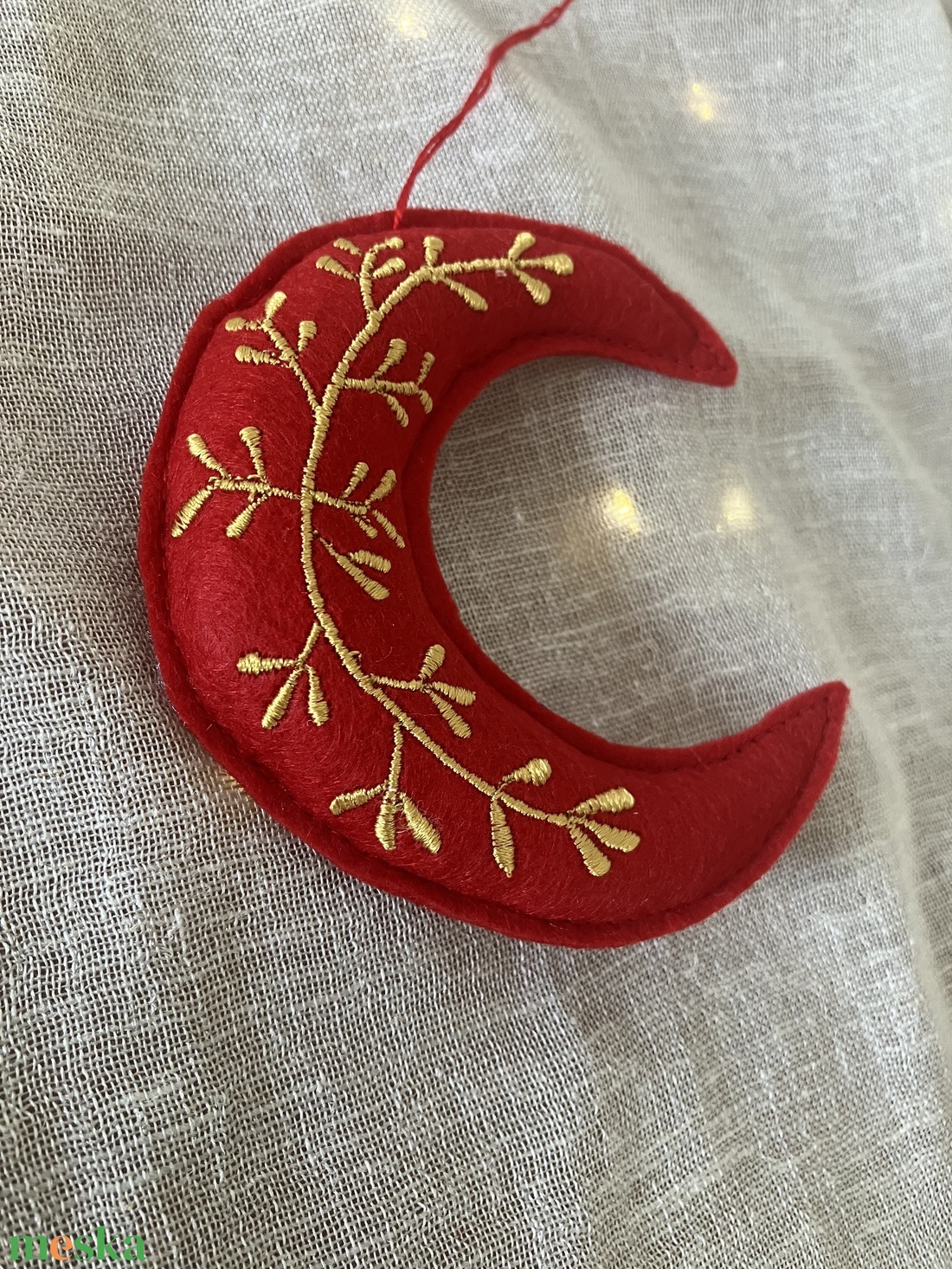 Kézzel hímzett hold karácsonyfadísz  piros textilfilc, arany minta - karácsony - karácsonyi lakásdekoráció - karácsonyfadíszek - Meska.hu