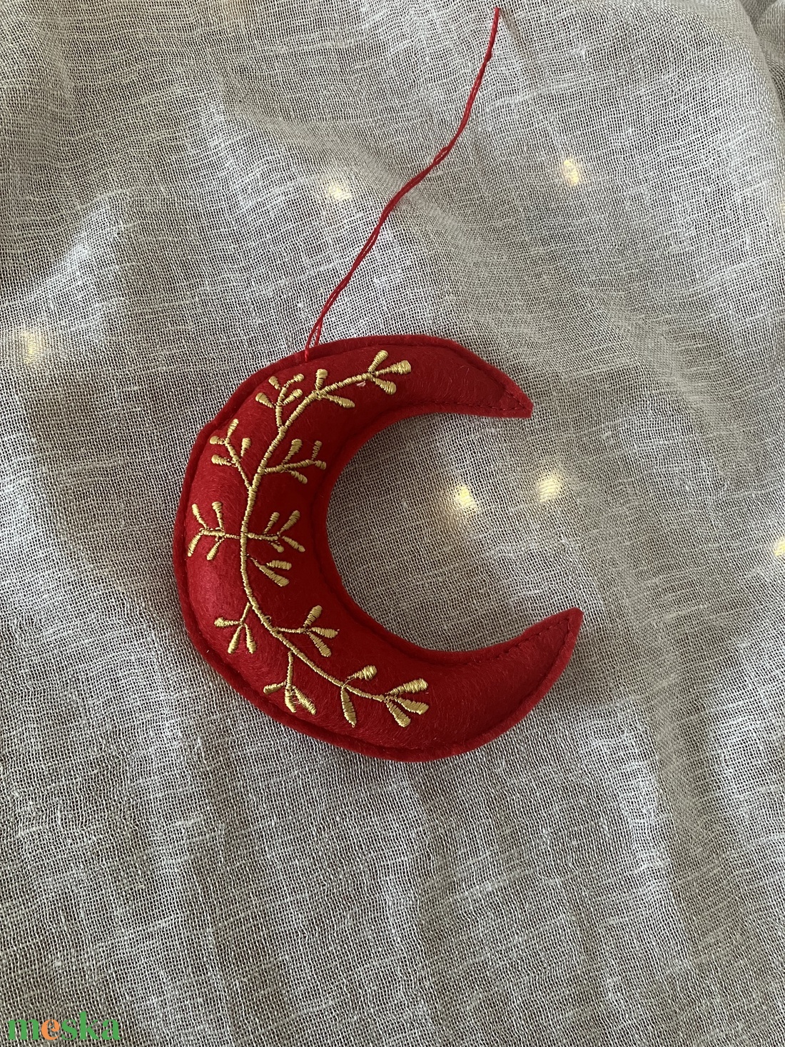 Kézzel hímzett hold karácsonyfadísz  piros textilfilc, arany minta - karácsony - karácsonyi lakásdekoráció - karácsonyfadíszek - Meska.hu