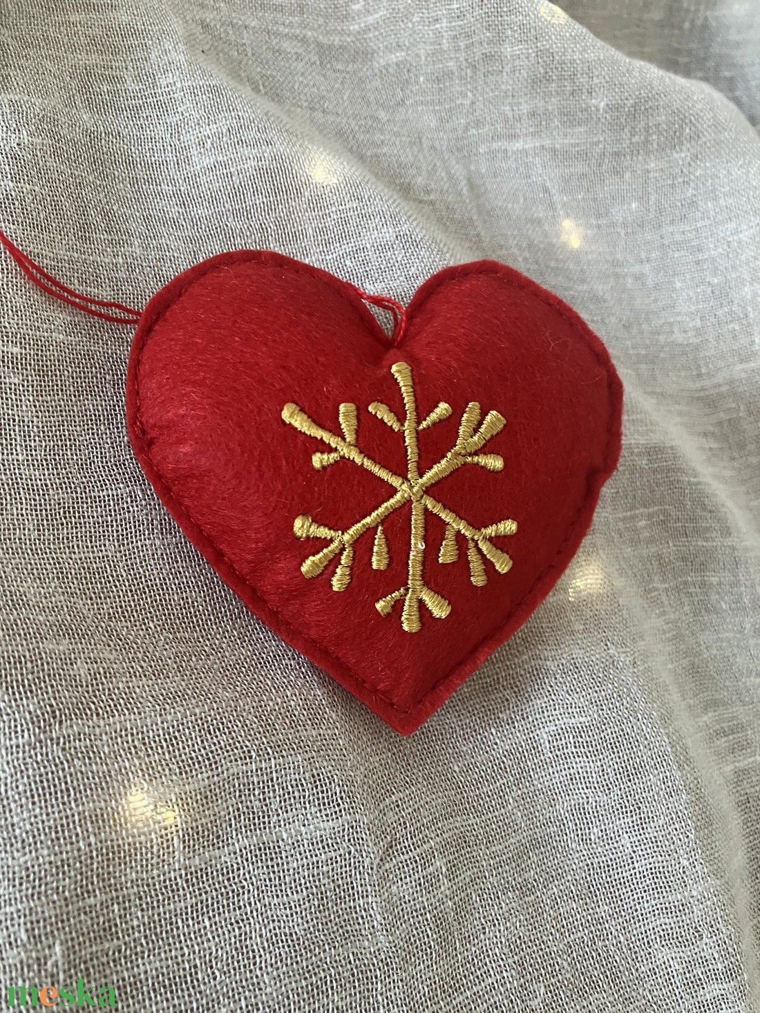Hímzett szív karácsonyfadísz  piros textilfilc, arany hímzéssel - karácsony - karácsonyi lakásdekoráció - karácsonyfadíszek - Meska.hu