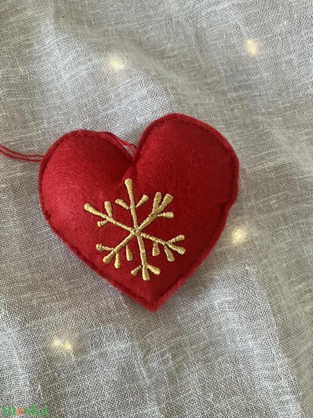 Hímzett szív karácsonyfadísz  piros textilfilc, arany hímzéssel - karácsony - karácsonyi lakásdekoráció - karácsonyfadíszek - Meska.hu