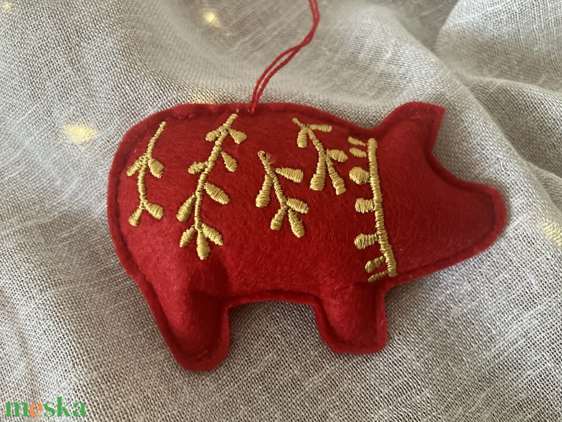 Kézzel hímzett malac karácsonyfadísz  piros textilfilc arany mintával - karácsony - karácsonyi lakásdekoráció - karácsonyfadíszek - Meska.hu