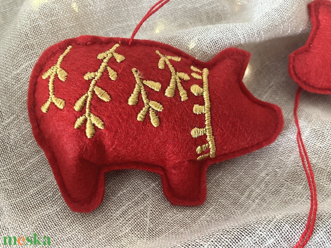 Kézzel hímzett malac karácsonyfadísz  piros textilfilc arany mintával - karácsony - karácsonyi lakásdekoráció - karácsonyfadíszek - Meska.hu