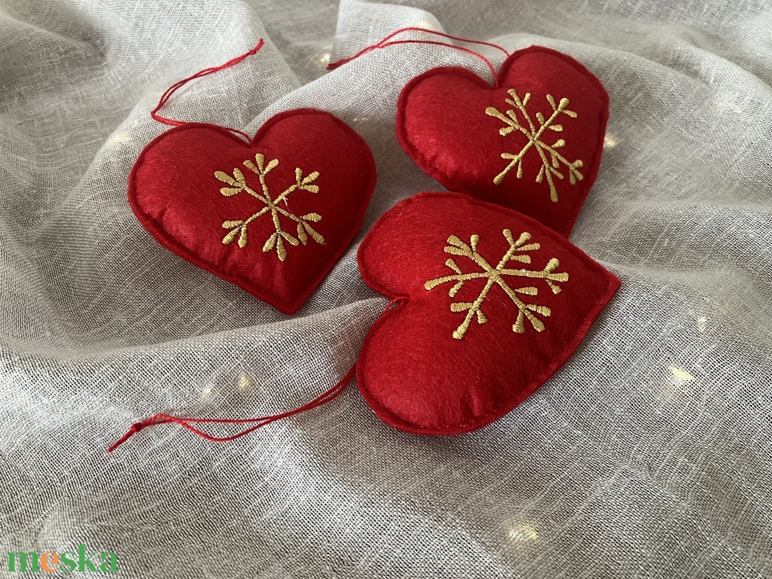 3 db Hímzett szív karácsonyfadísz � piros textilfilc, arany hímzéssel - karácsony - karácsonyi lakásdekoráció - karácsonyfadíszek - Meska.hu