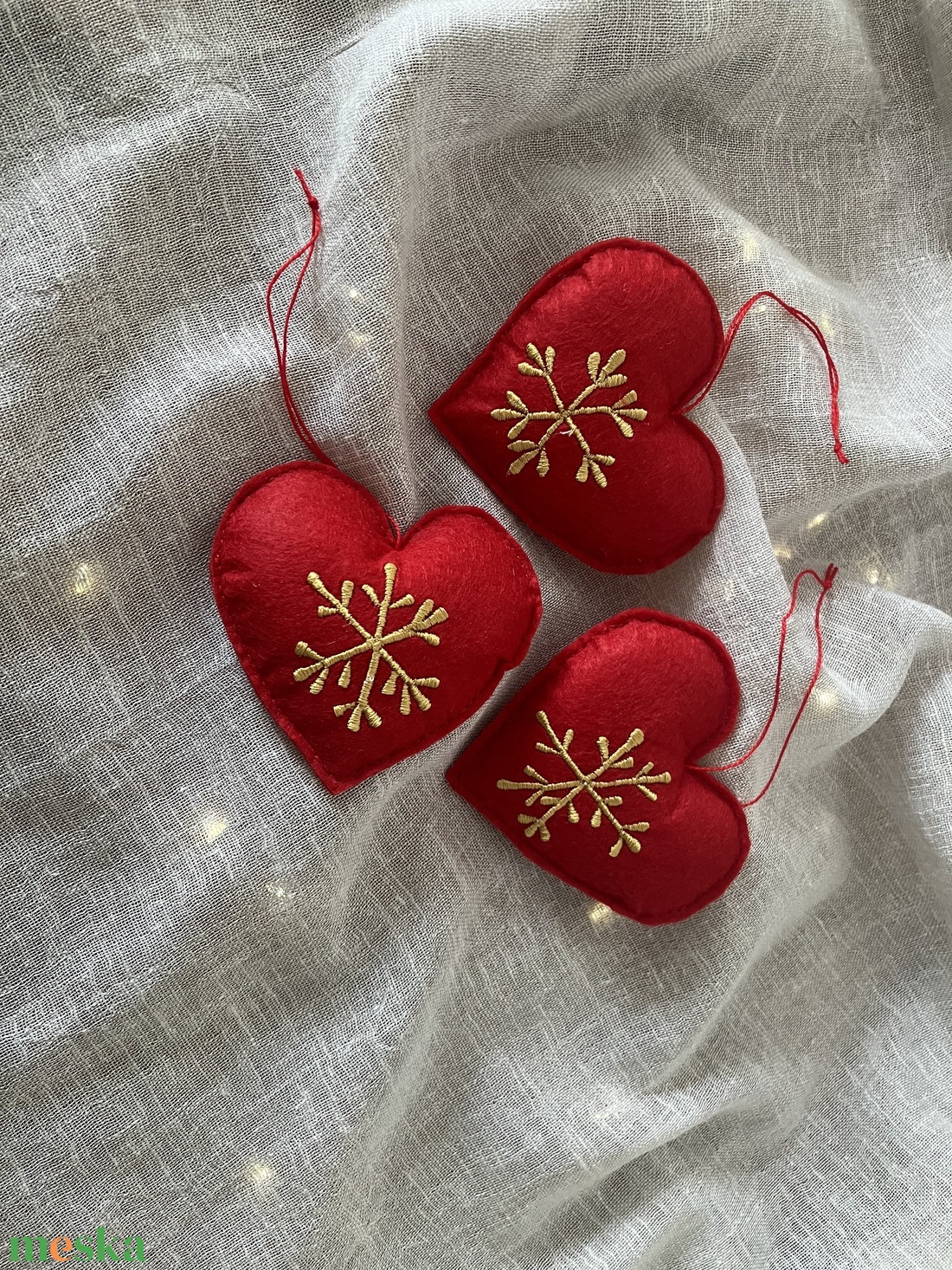 3 db Hímzett szív karácsonyfadísz � piros textilfilc, arany hímzéssel - karácsony - karácsonyi lakásdekoráció - karácsonyfadíszek - Meska.hu