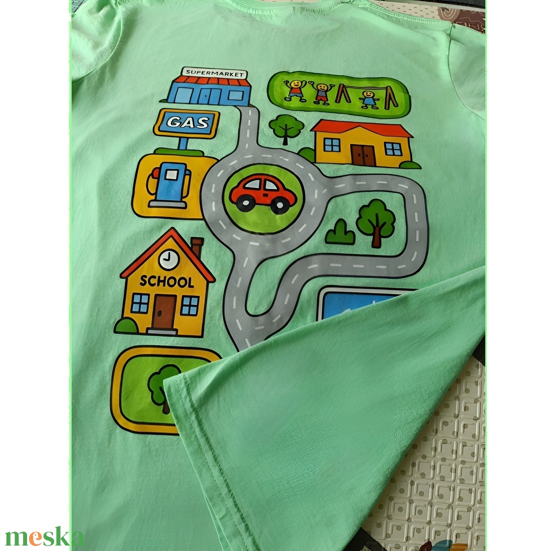 Városmintás póló szülőknek - gyerekszőnyeg ihlette design és játékos élmény - ruha & divat - férfi ruha - póló - Meska.hu