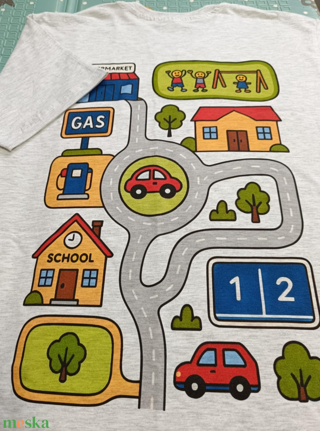 Városmintás póló szülőknek - gyerekszőnyeg ihlette design és játékos élmény - ruha & divat - férfi ruha - póló - Meska.hu