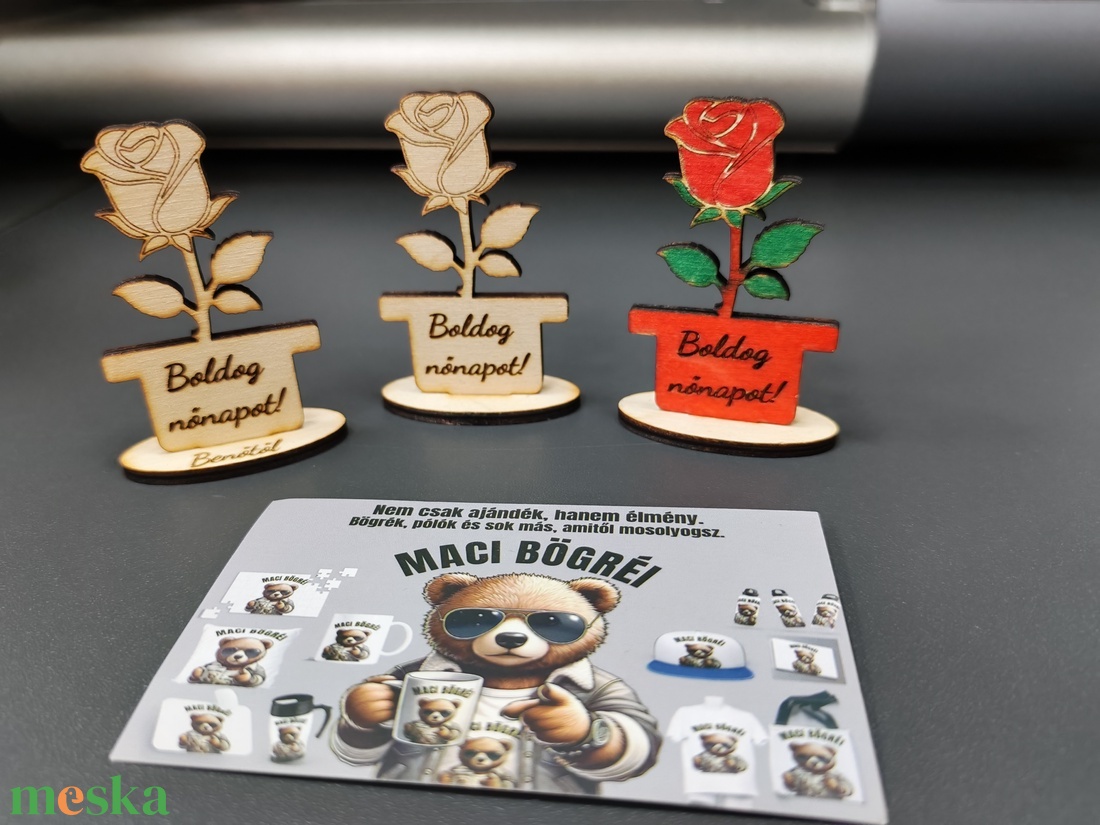 Gravírozott fa rózsa � Boldog nőnapot � egyedi névvel kérhető � nőnapi ajándék - otthon & életmód - virágdekoráció - virágdíszek - asztali virágdísz - Meska.hu