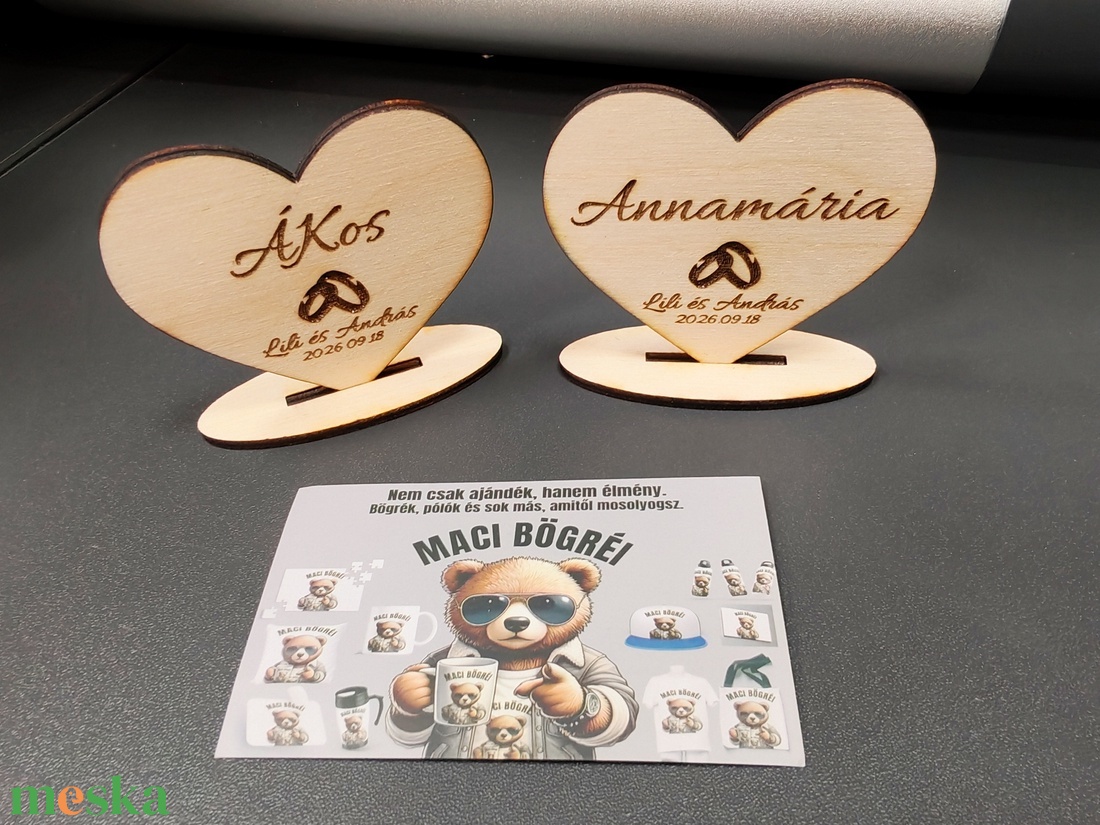 Esküvői ültetőkártya fából � gravírozott szív névvel és dátummal � egyedi asztaldekor 100 db - esküvő - emlék & ajándék - köszönőajándék - Meska.hu