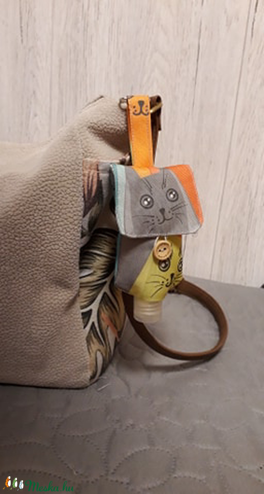 Táskára erősíthető cicamintás kézfertőtlenítő tartó -  - Meska.hu