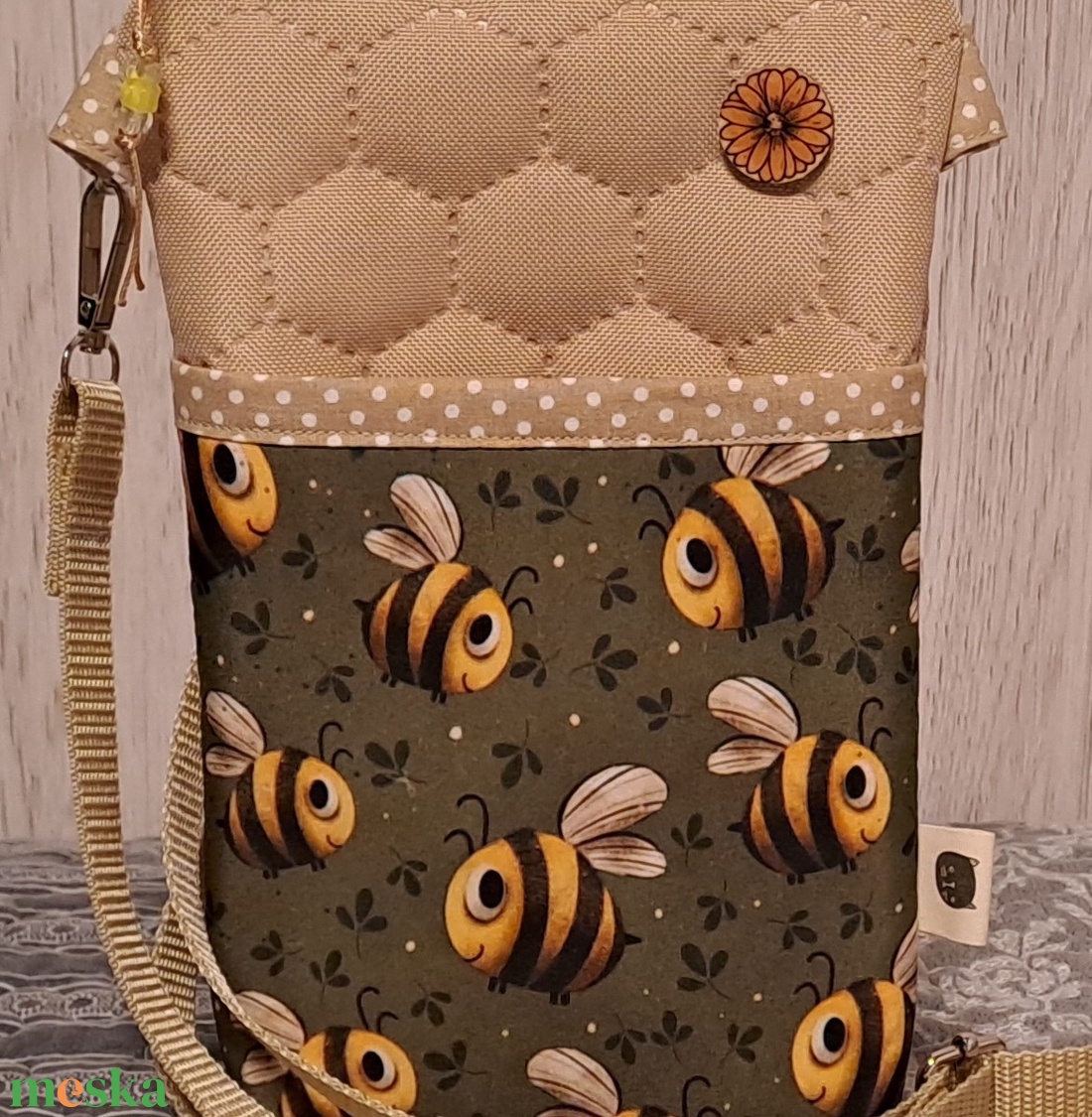 Bee Happy :) vizhatlan kistáska/mobiltartó/övtáska - táska & tok - kézitáska & válltáska - vállon átvethető táska - Meska.hu Bee Happy :) vizhatlan kistáska/mobiltartó/övtáska - táska & tok - kézitáska & válltáska - vállon átvethető táska - Meska.hu