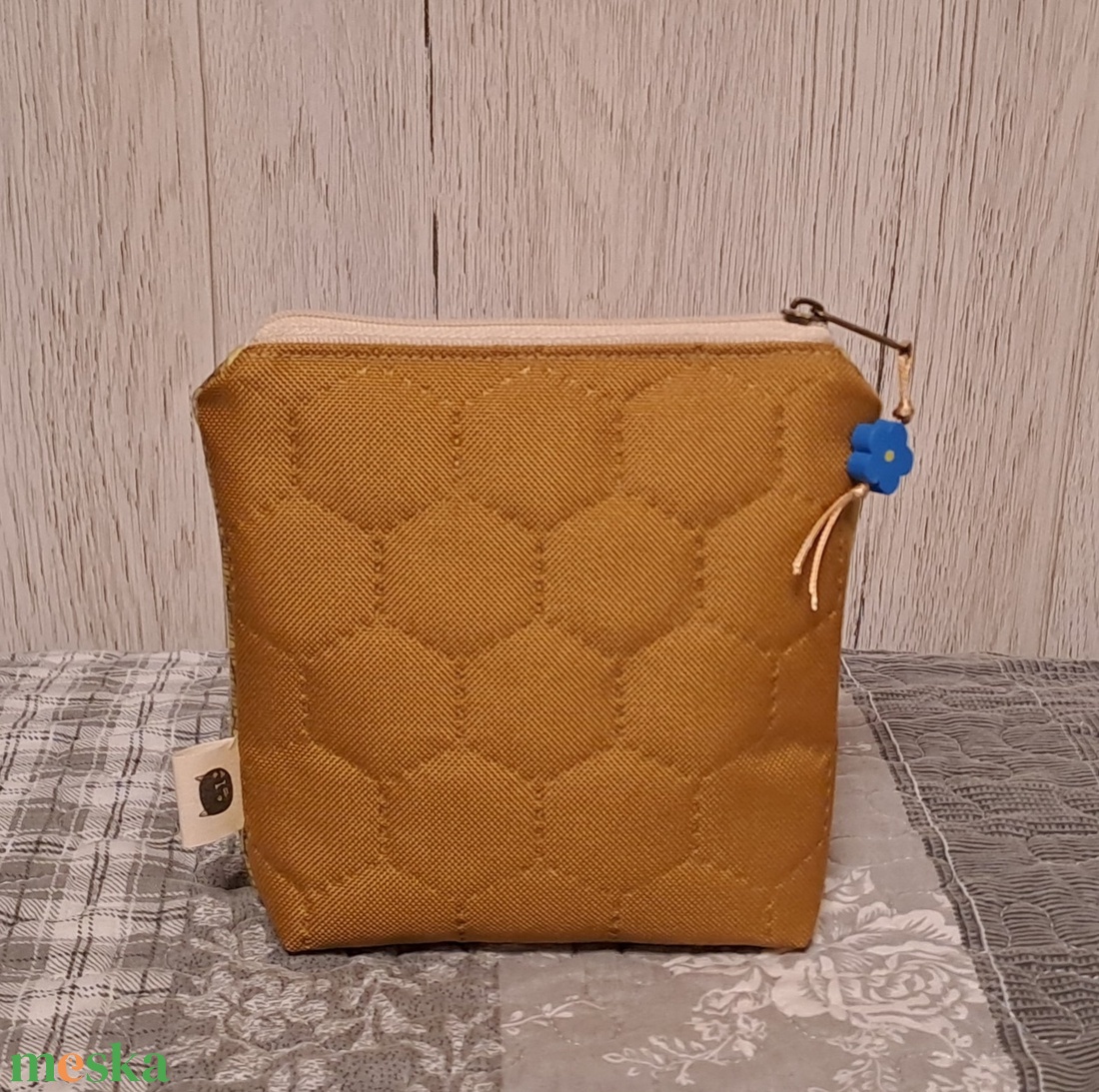 Cica sárga kékben :) neszesszer/sminktáska/betéttartó - táska & tok - neszesszer - Meska.hu