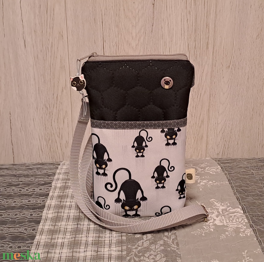 Fekete macsekok 2.0 :) vizhatlan kistáska/mobiltartó/övtáska - táska & tok - kézitáska & válltáska - vállon átvethető táska - Meska.hu