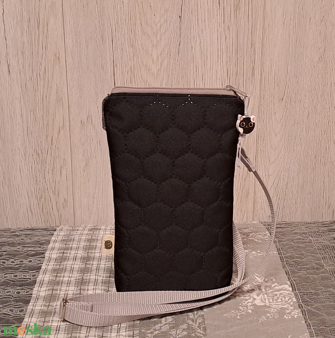 Fekete macsekok 2.0 :) vizhatlan kistáska/mobiltartó/övtáska - táska & tok - kézitáska & válltáska - vállon átvethető táska - Meska.hu