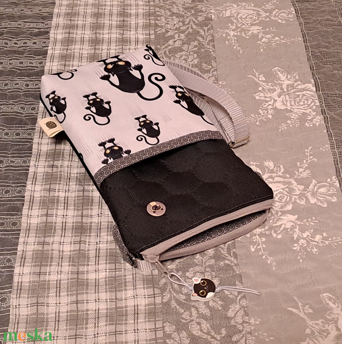 Fekete macsekok 2.0 :) vizhatlan kistáska/mobiltartó/övtáska - táska & tok - kézitáska & válltáska - vállon átvethető táska - Meska.hu