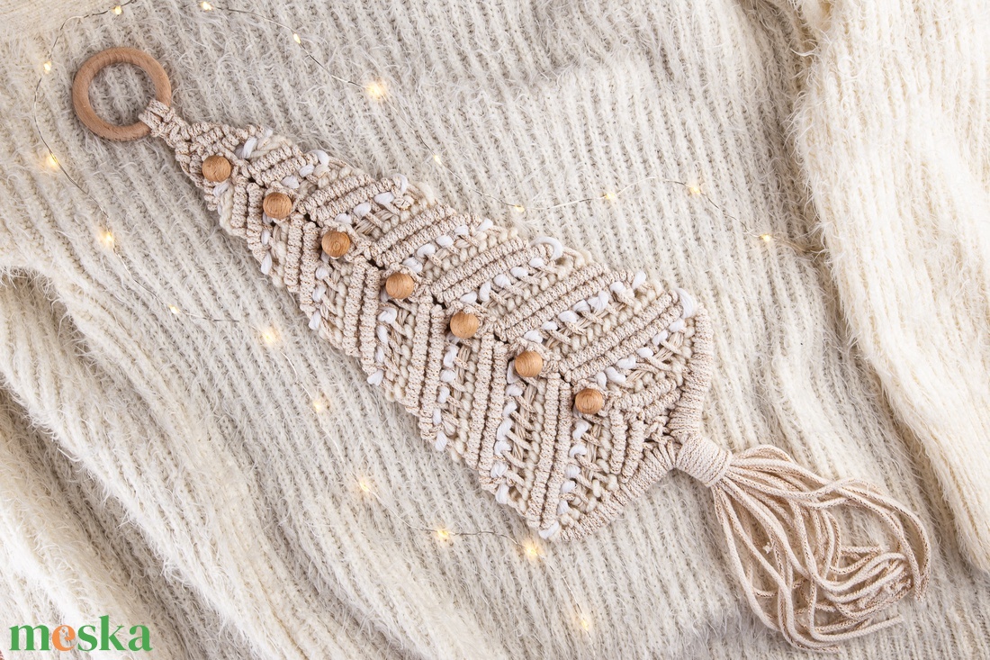 Makramé fenyőfa formájú fali dekoráció - karácsony - karácsonyi lakásdekoráció - karácsonyi lakásdíszek - Meska.hu