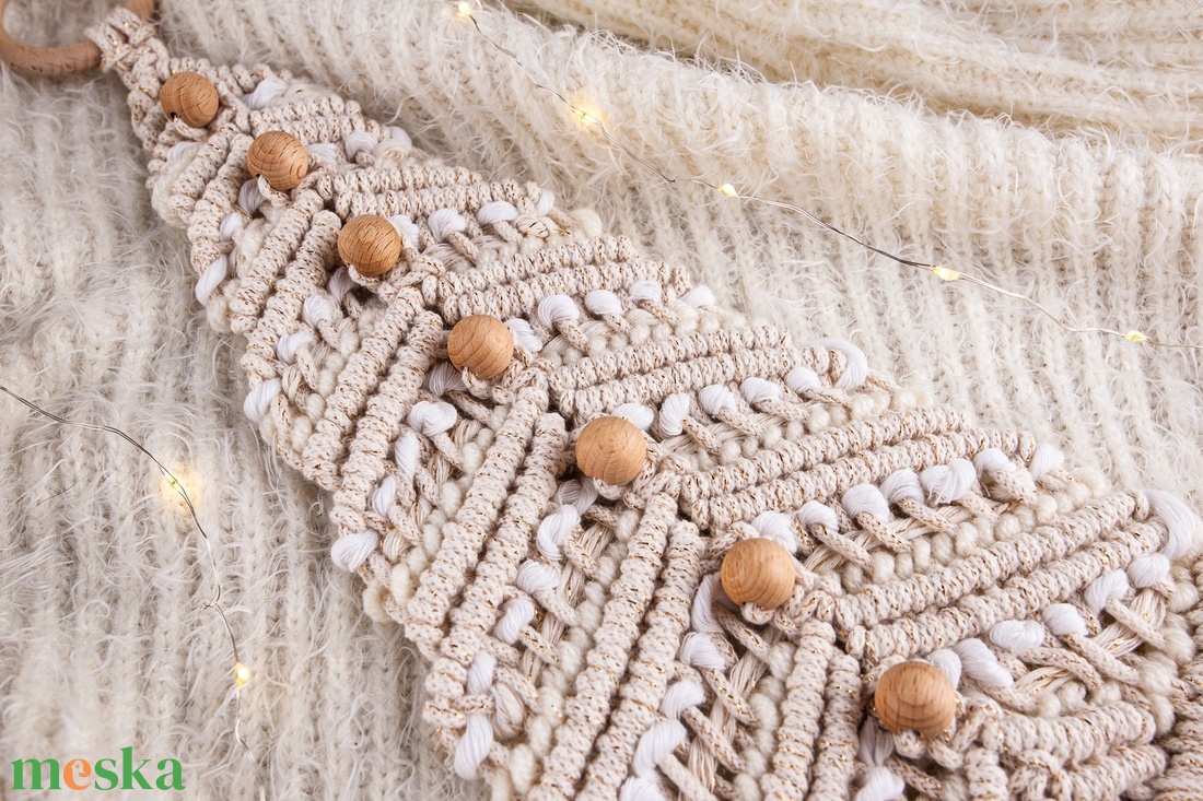 Makramé fenyőfa formájú fali dekoráció - karácsony - karácsonyi lakásdekoráció - karácsonyi lakásdíszek - Meska.hu