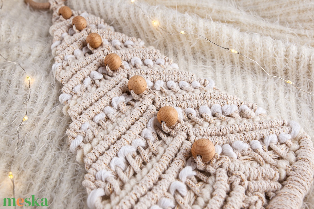 Makramé fenyőfa formájú fali dekoráció - karácsony - karácsonyi lakásdekoráció - karácsonyi lakásdíszek - Meska.hu