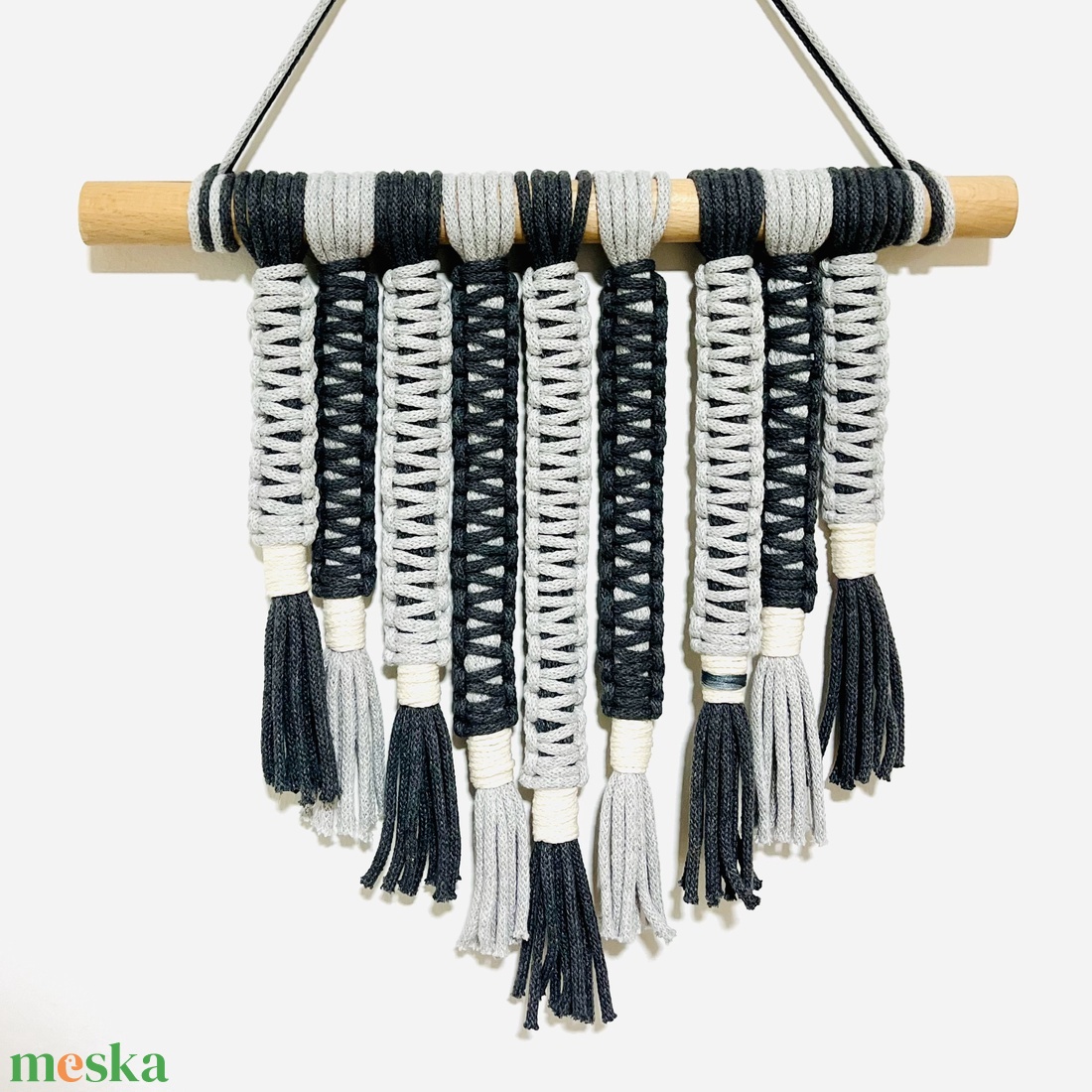 Modern XS makramé fali dekor ( Szürke árnyalatok) - otthon & életmód - dekoráció - fali és függő dekoráció - falra akasztható dekor - Meska.hu