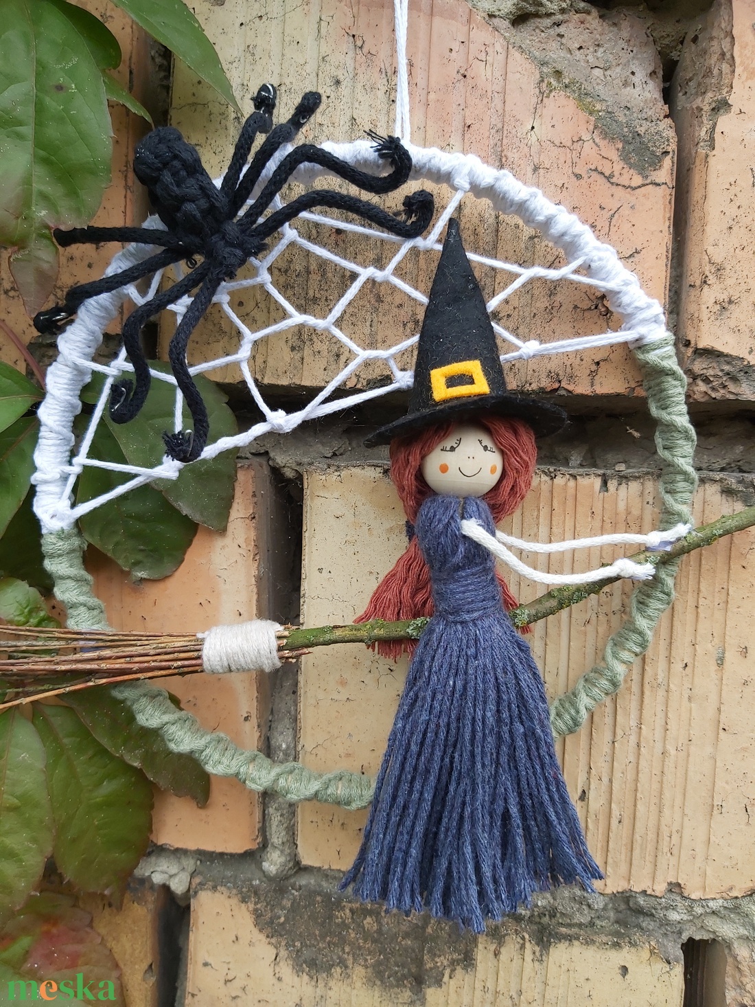 Makramé boszis ajtódísz Halloween-re - otthon & életmód - dekoráció - halloween - halloweeni ajtódíszek és ablakdíszek - Meska.hu