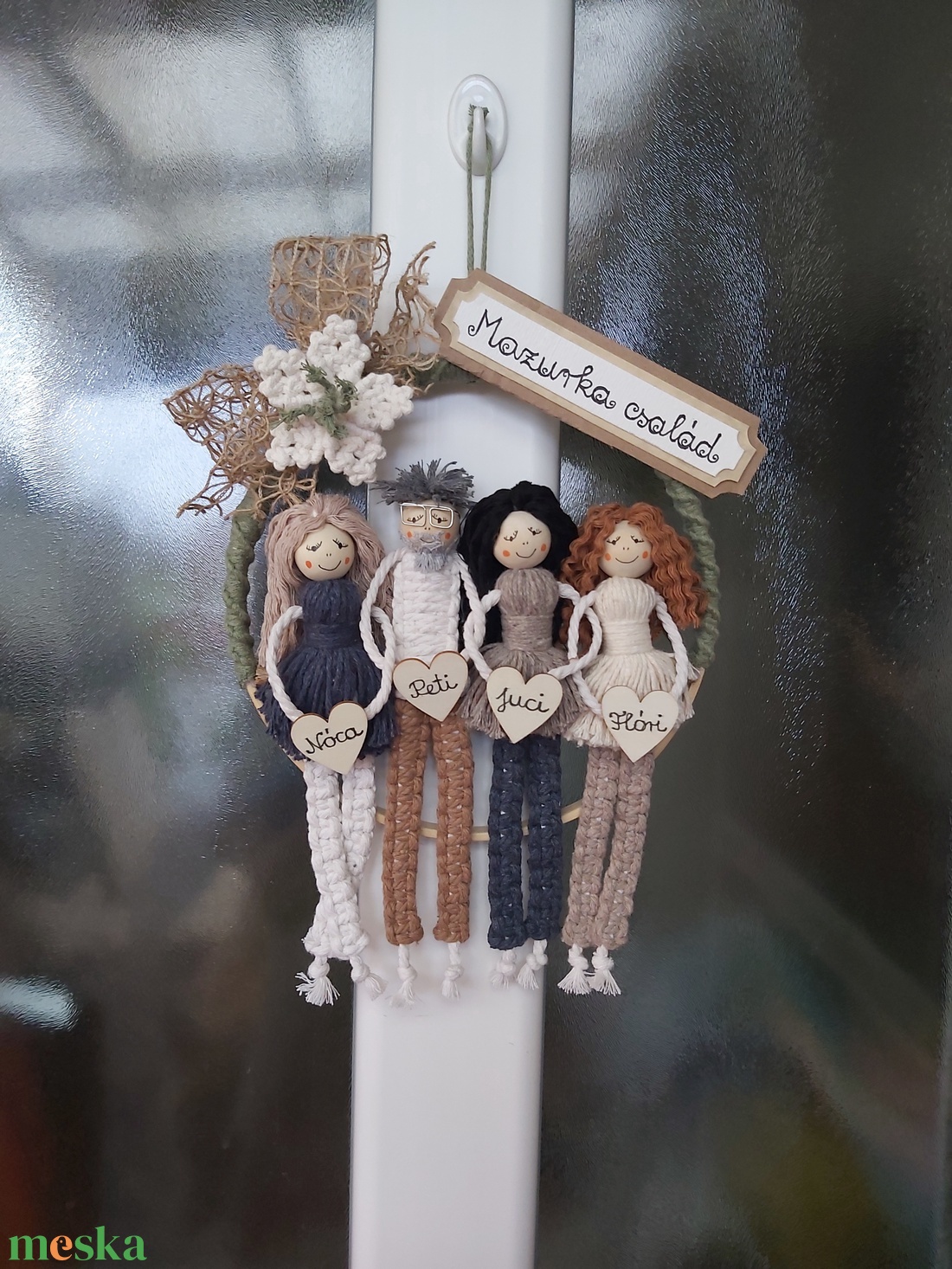 Ajtónévtábla makramé figurákkal - otthon & életmód - dekoráció - ajtó- és ablak dekoráció - ajtótábla - Meska.hu