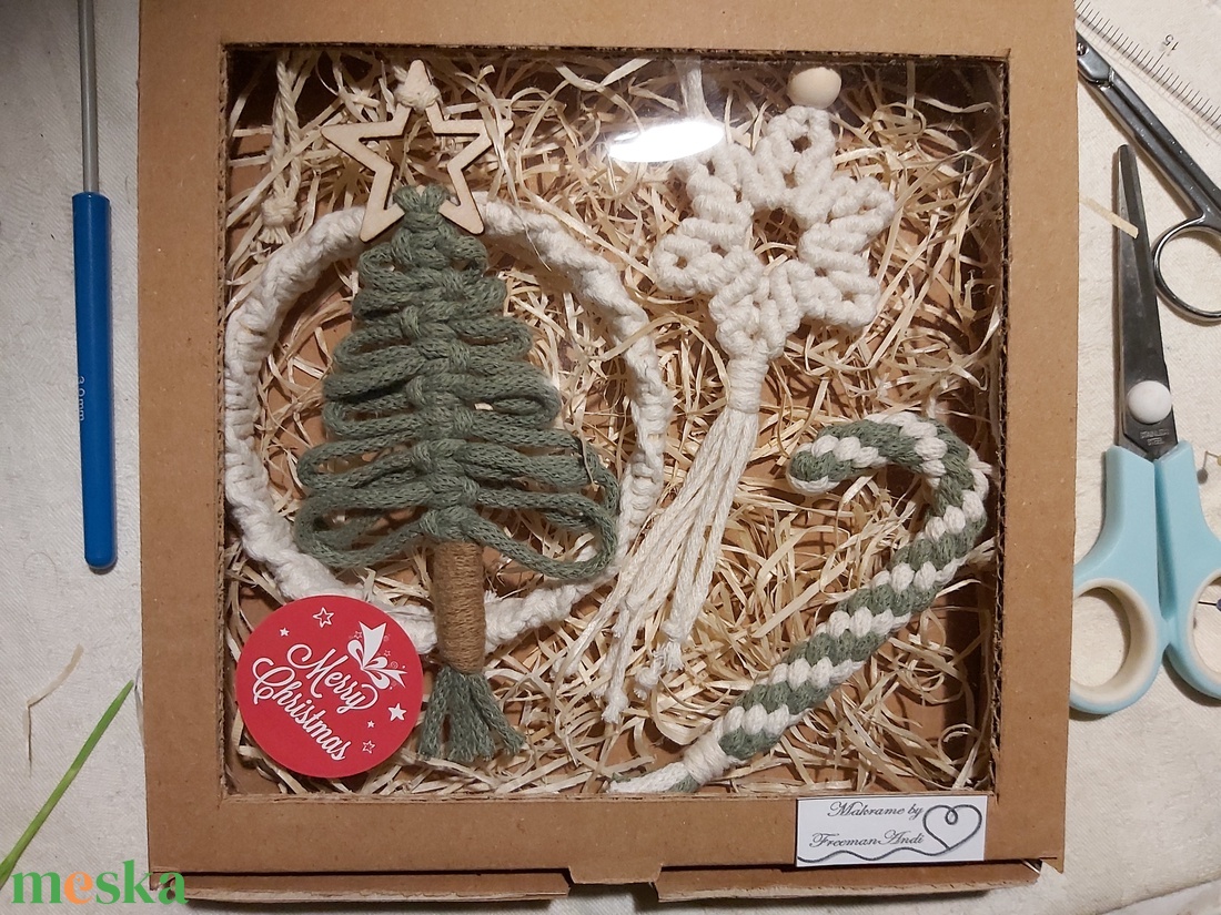Makramé ajándékdoboz karácsonyi díszekkel - karácsony - karácsonyi lakásdekoráció - karácsonyfadíszek - Meska.hu