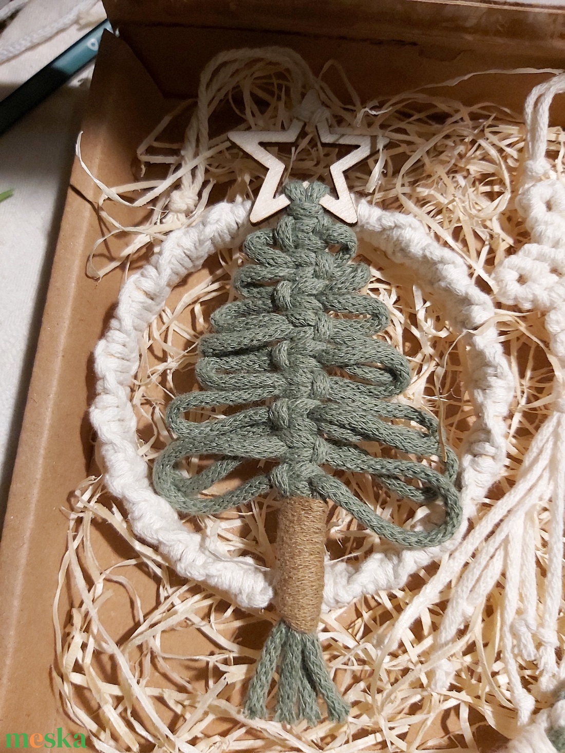 Makramé ajándékdoboz karácsonyi díszekkel - karácsony - karácsonyi lakásdekoráció - karácsonyfadíszek - Meska.hu