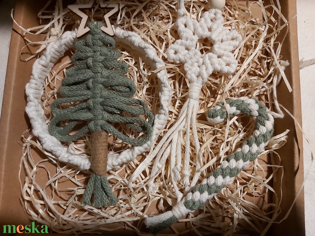 Makramé ajándékdoboz karácsonyi díszekkel - karácsony - karácsonyi lakásdekoráció - karácsonyfadíszek - Meska.hu