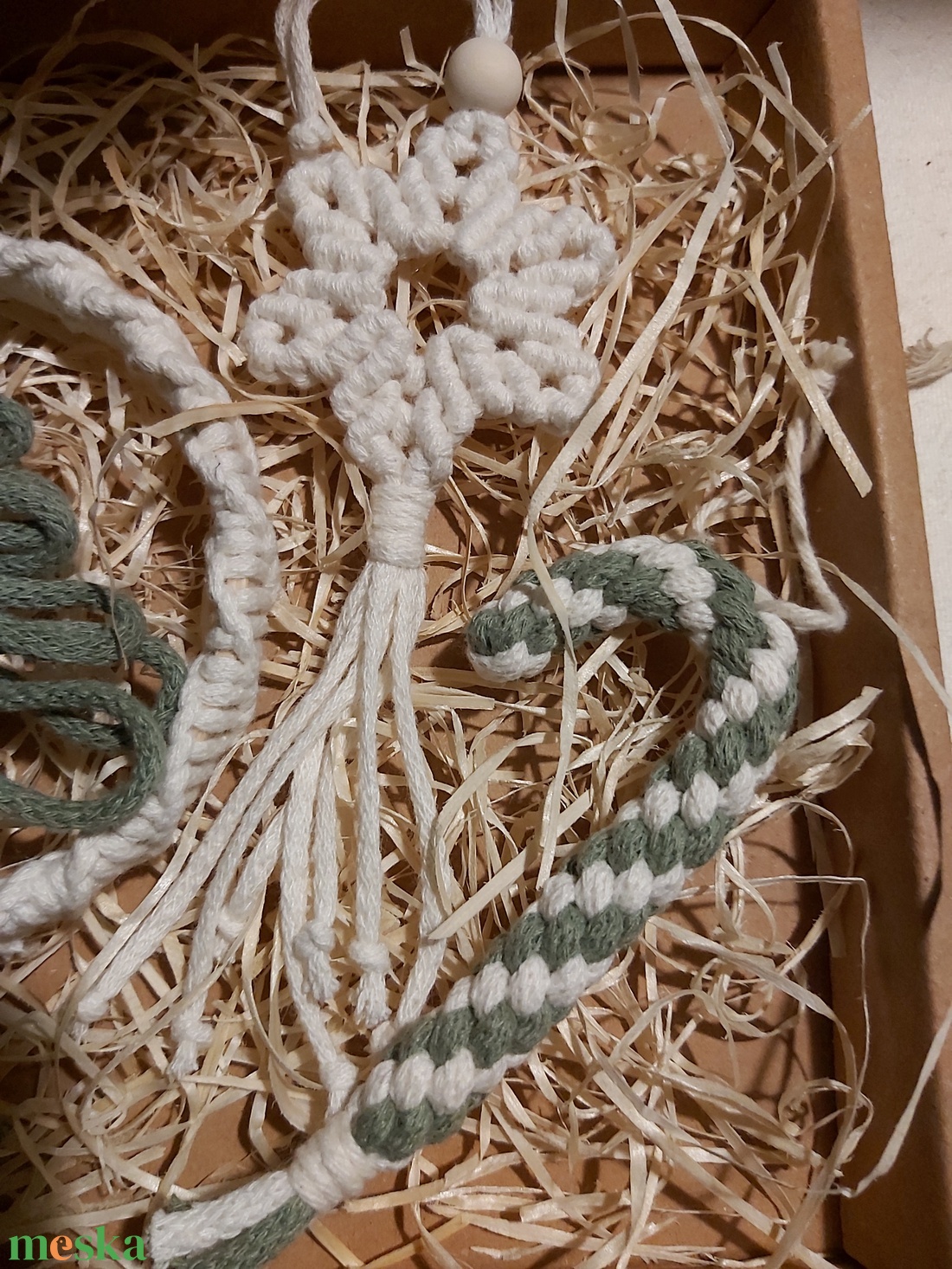 Makramé ajándékdoboz karácsonyi díszekkel - karácsony - karácsonyi lakásdekoráció - karácsonyfadíszek - Meska.hu