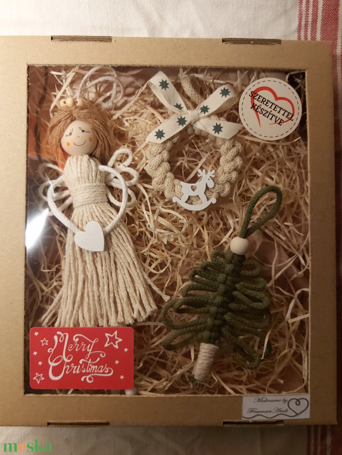 Makramé ajándékdoboz karácsonyi díszekkel - karácsony - karácsonyi lakásdekoráció - karácsonyfadíszek - Meska.hu