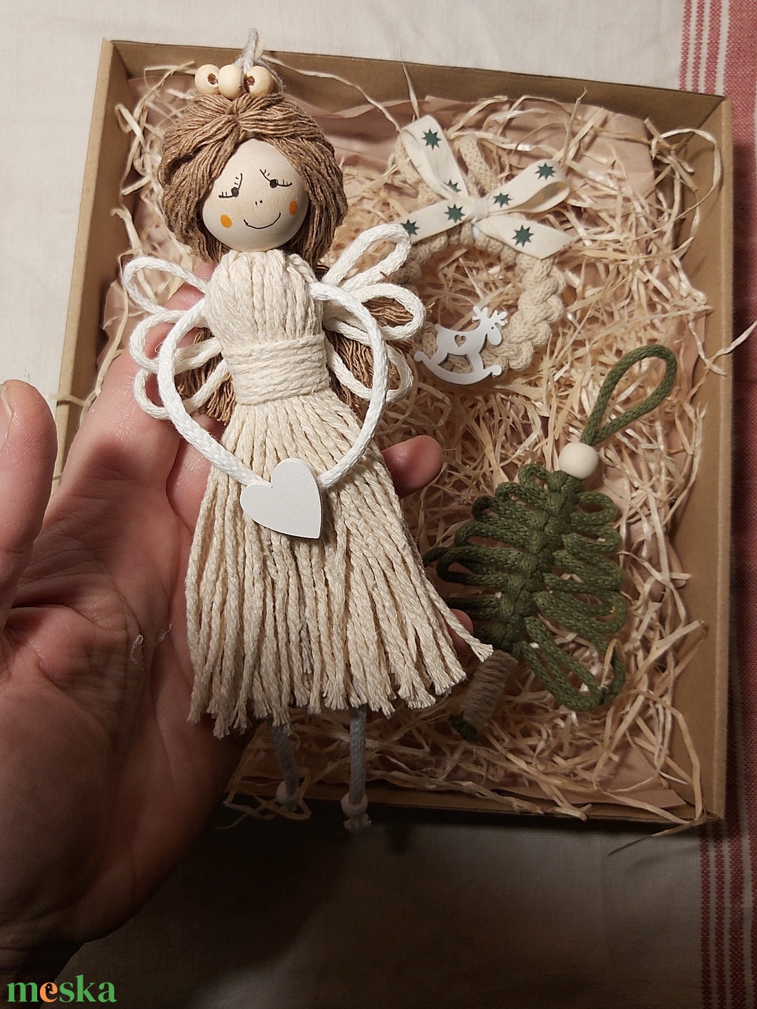 Makramé ajándékdoboz karácsonyi díszekkel - karácsony - karácsonyi lakásdekoráció - karácsonyfadíszek - Meska.hu