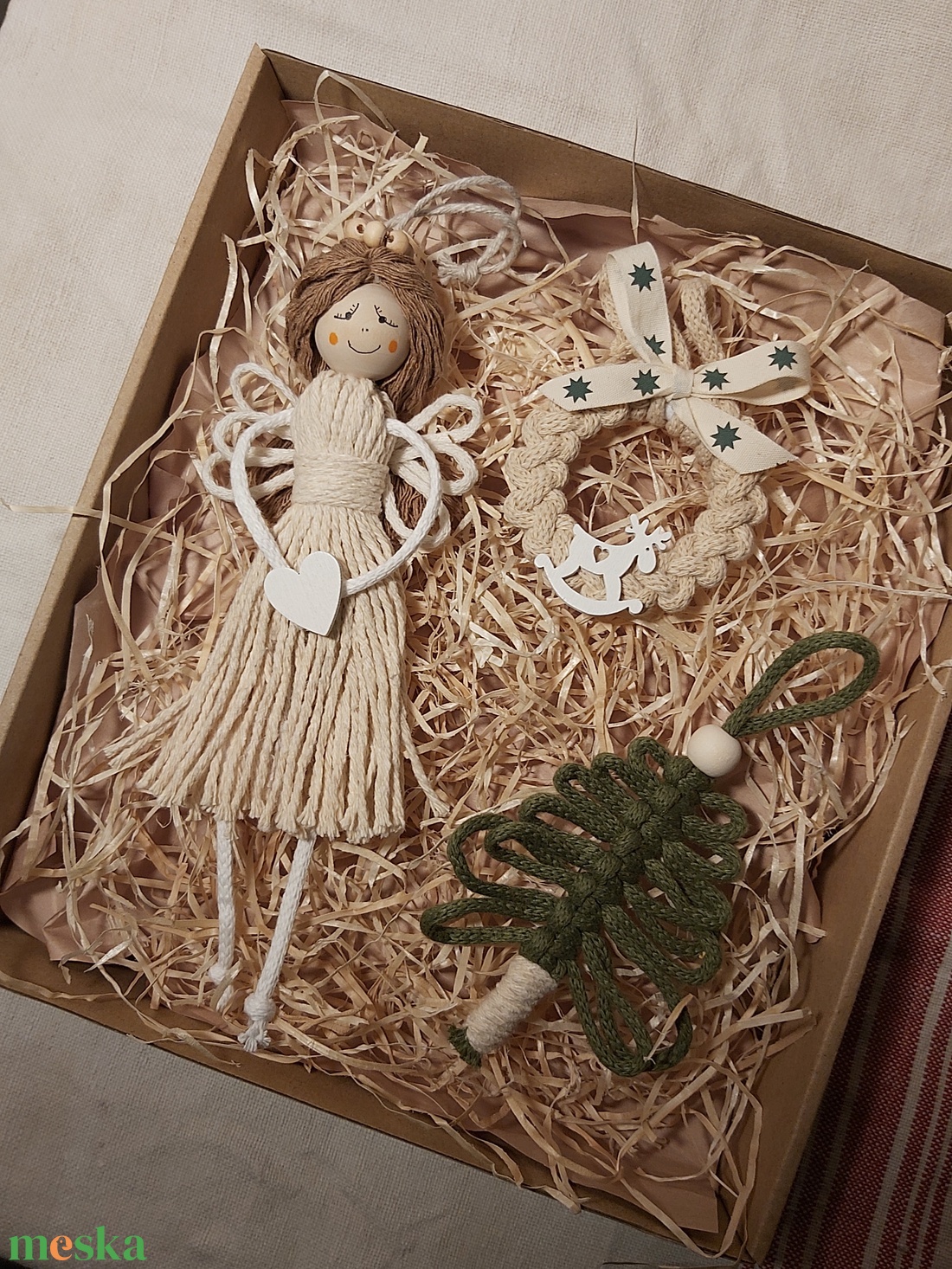 Makramé ajándékdoboz karácsonyi díszekkel - karácsony - karácsonyi lakásdekoráció - karácsonyfadíszek - Meska.hu