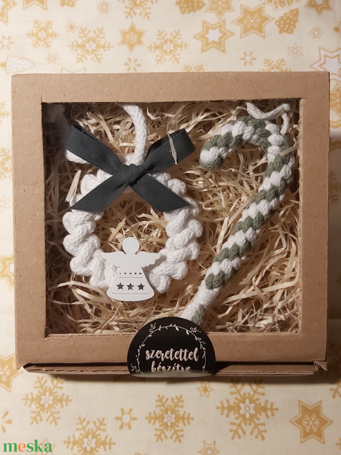Makramé ajándékdoboz karácsonyi díszekkel - karácsony - karácsonyi lakásdekoráció - karácsonyfadíszek - Meska.hu