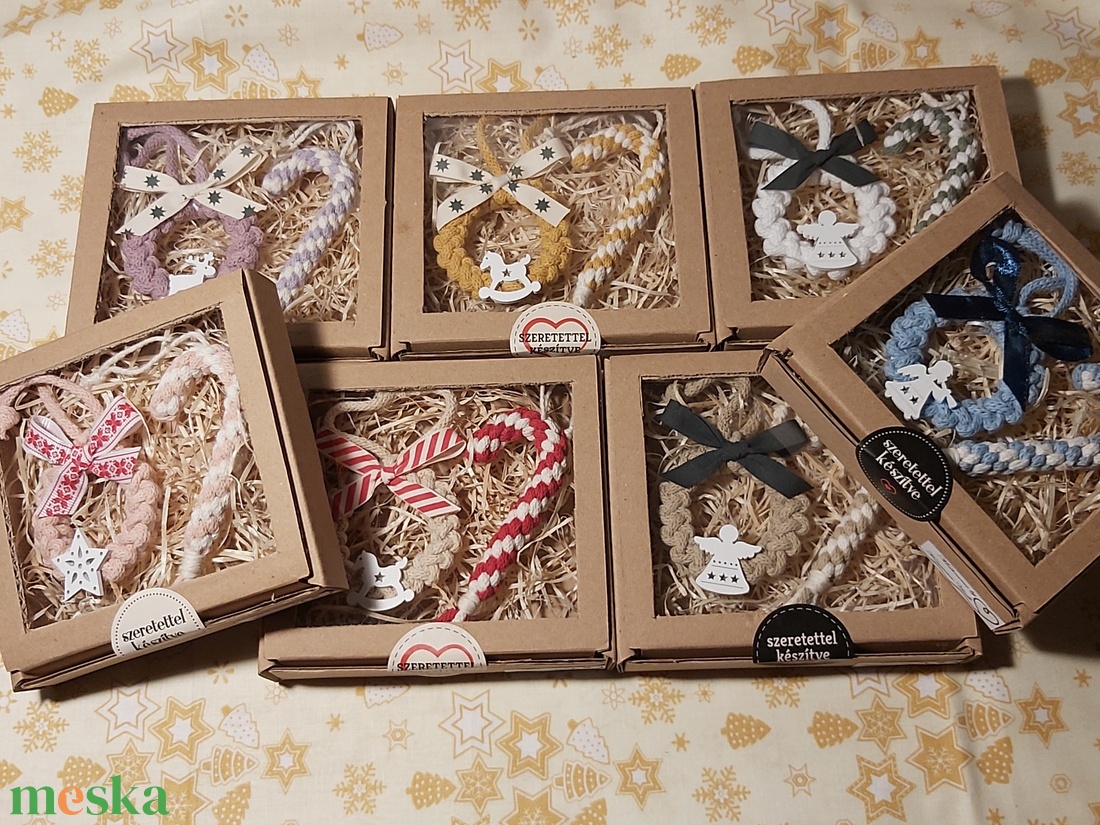 Makramé ajándékdoboz karácsonyi díszekkel - karácsony - karácsonyi lakásdekoráció - karácsonyfadíszek - Meska.hu