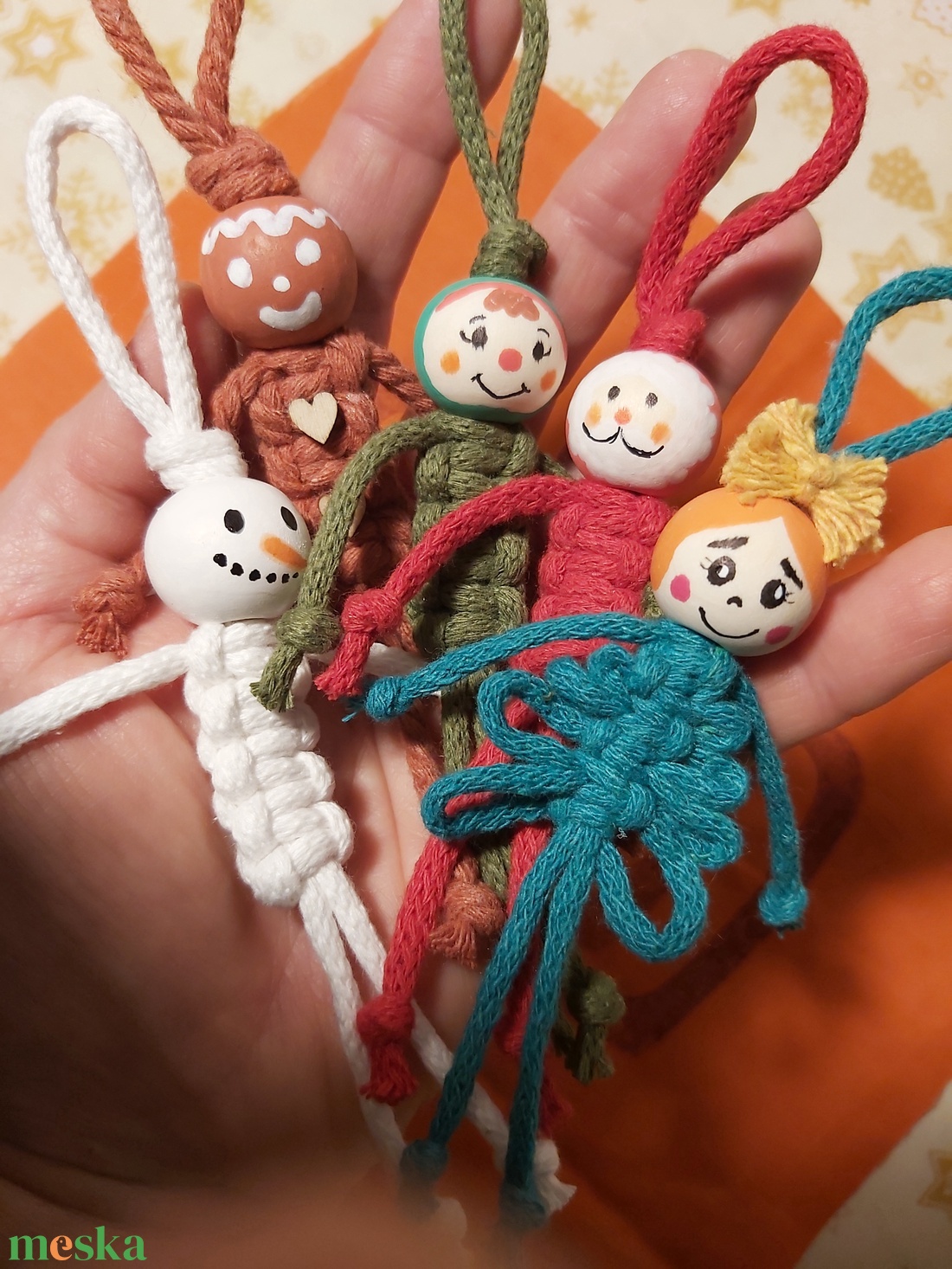 Makramé Karácsonyi figura - táska & tok - kulcstartó & táskadísz - táskadísz - Meska.hu