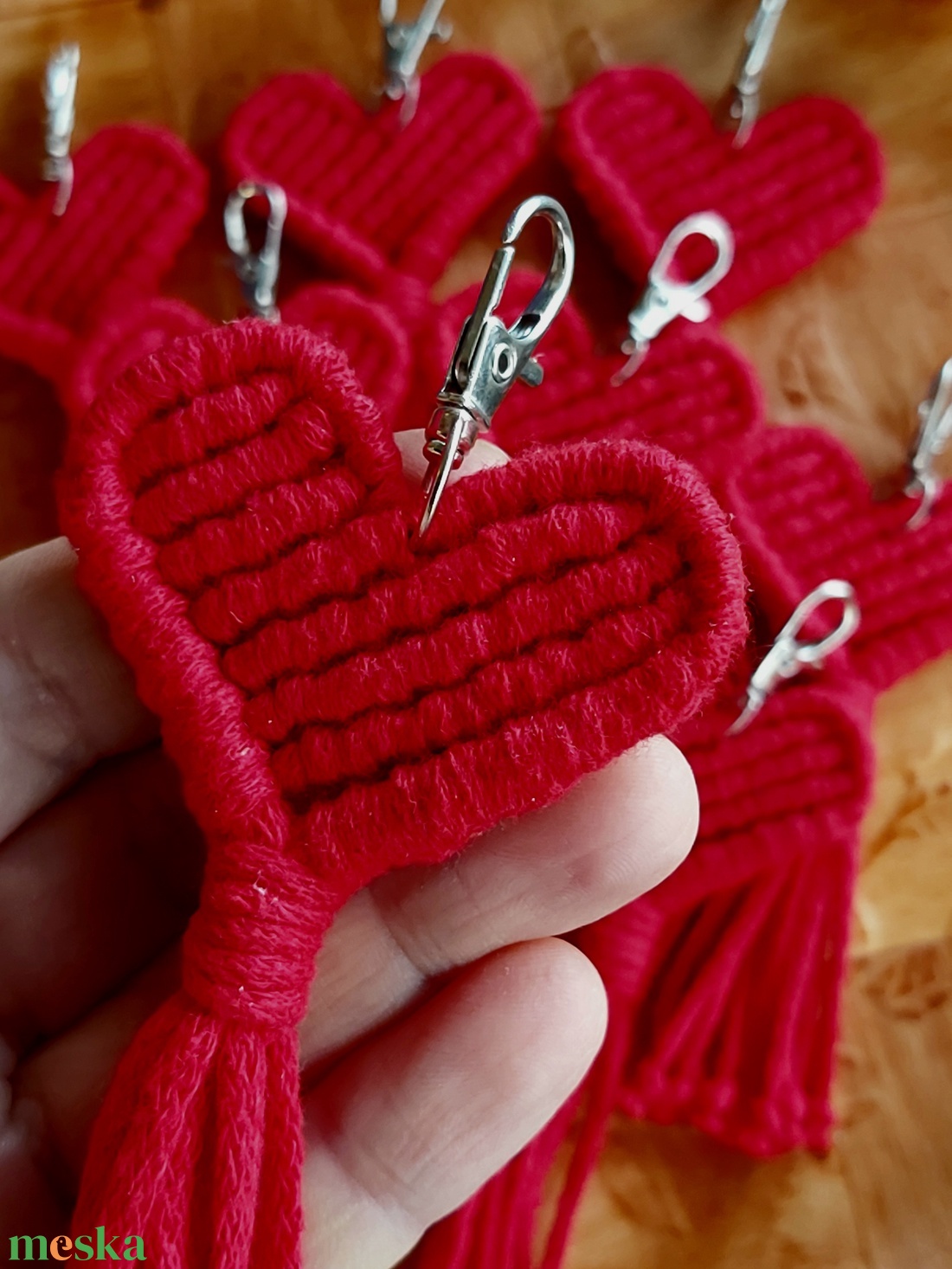 Klasszikus piros Valentin napi makramé szívecskés kulcstartó vagy táskadísz - táska & tok - kulcstartó & táskadísz - táskaakasztó - Meska.hu