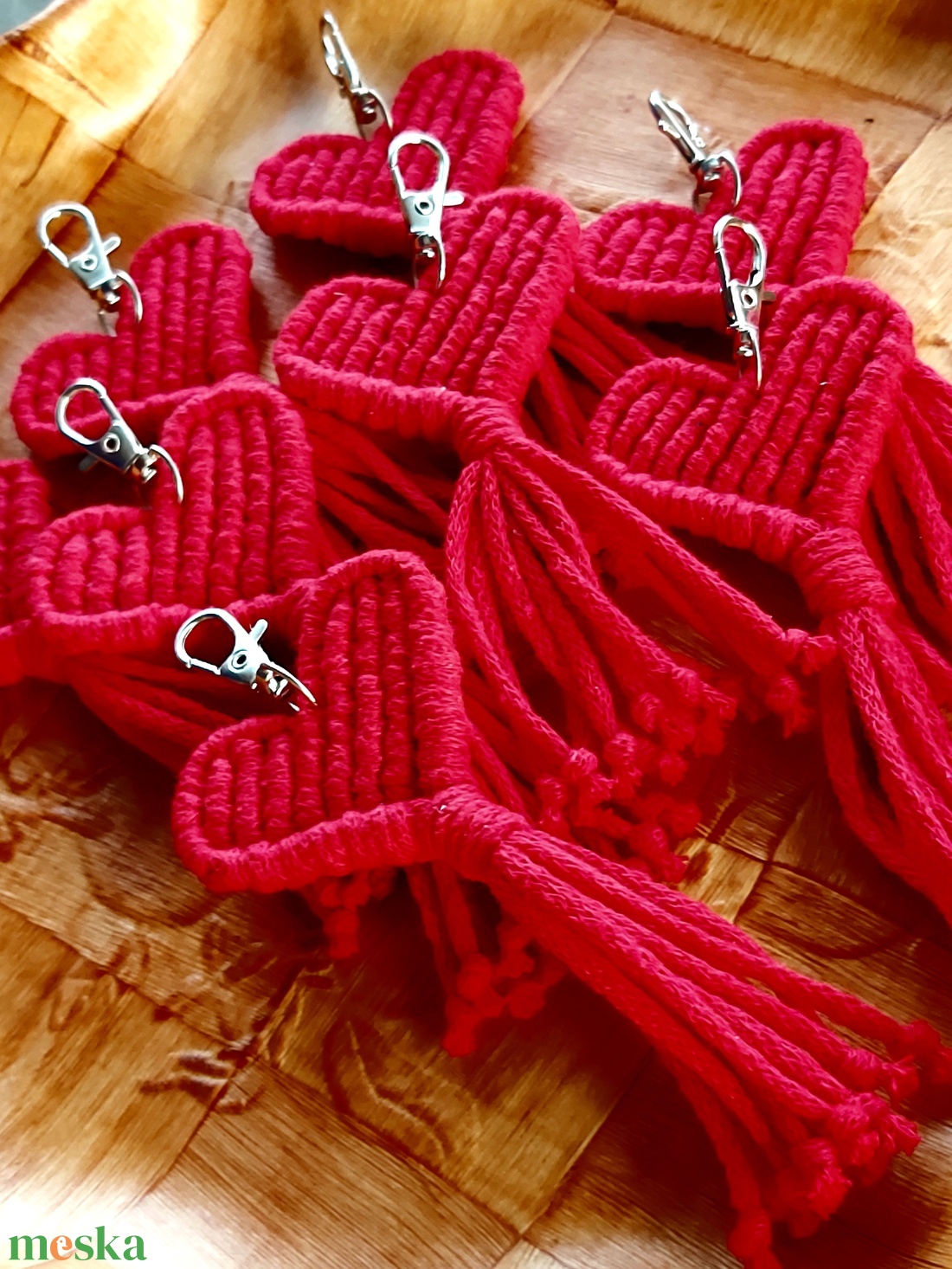 Klasszikus piros Valentin napi makramé szívecskés kulcstartó vagy táskadísz - táska & tok - kulcstartó & táskadísz - táskaakasztó - Meska.hu