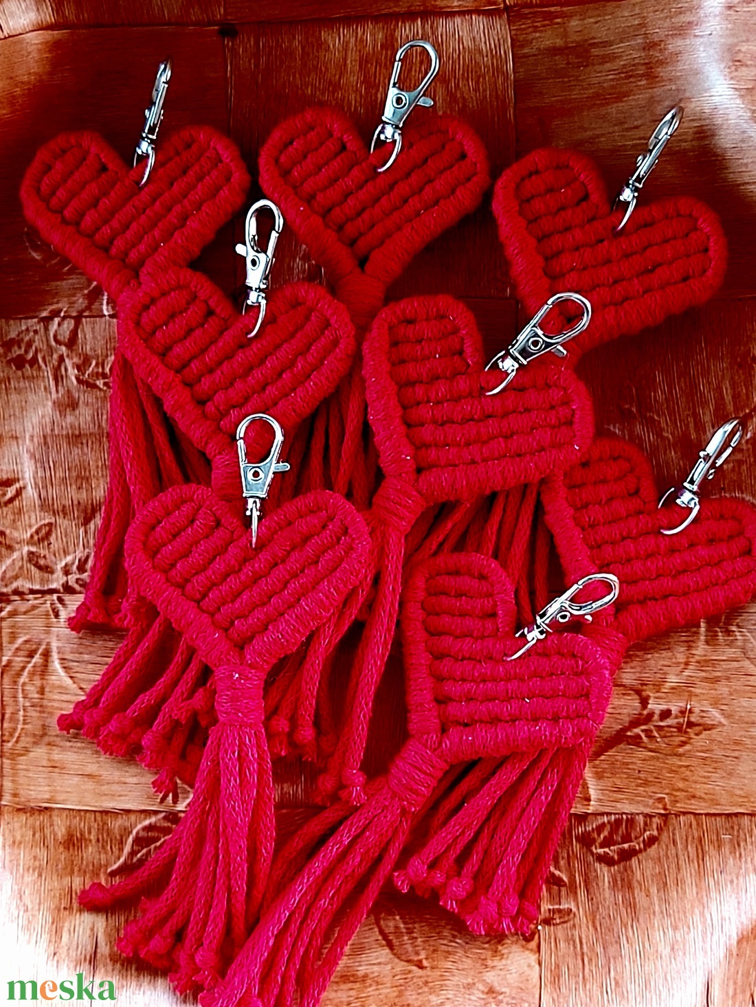 Klasszikus piros Valentin napi makramé szívecskés kulcstartó vagy táskadísz - táska & tok - kulcstartó & táskadísz - táskaakasztó - Meska.hu