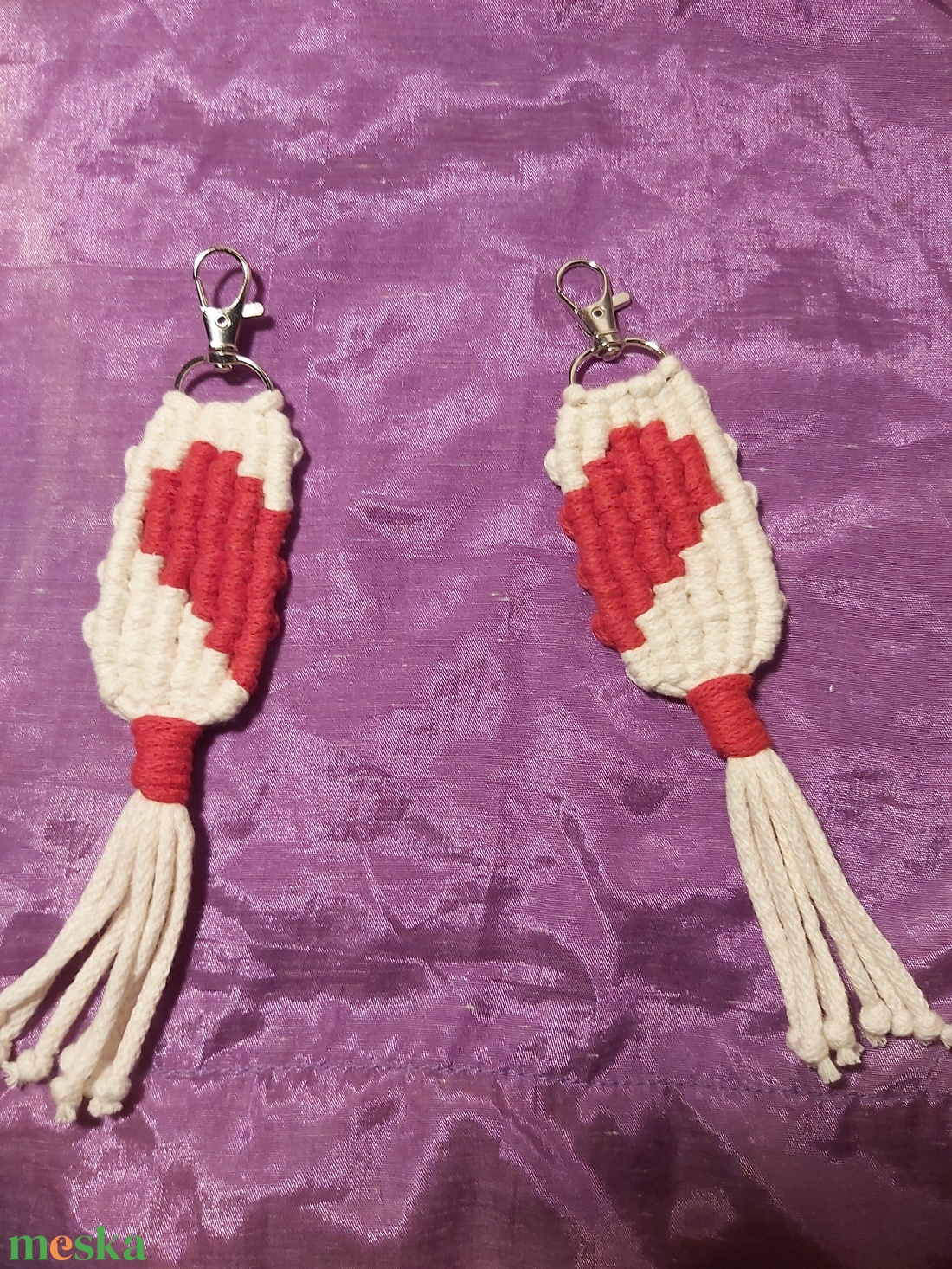 Páros Valentin napi makramé szívecskés kulcstartó vagy táskadísz - táska & tok - kulcstartó & táskadísz - táskaakasztó - Meska.hu