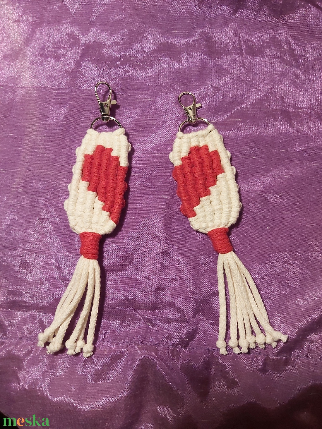 Páros Valentin napi makramé szívecskés kulcstartó vagy táskadísz - táska & tok - kulcstartó & táskadísz - táskaakasztó - Meska.hu