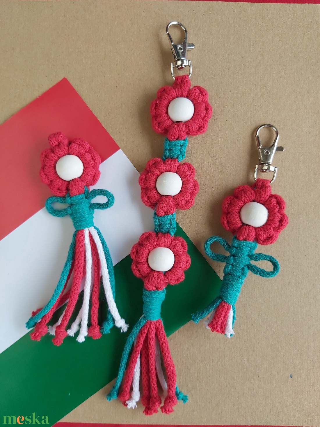 Nemzeti színű makramé szett (kitűző, kulcstartó és táskadísz) - táska & tok - kulcstartó & táskadísz - táskaakasztó - Meska.hu