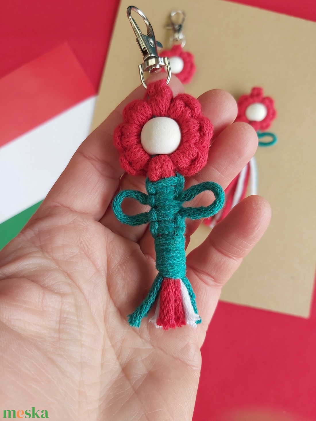 Nemzeti színű makramé szett (kitűző, kulcstartó és táskadísz) - táska & tok - kulcstartó & táskadísz - táskaakasztó - Meska.hu