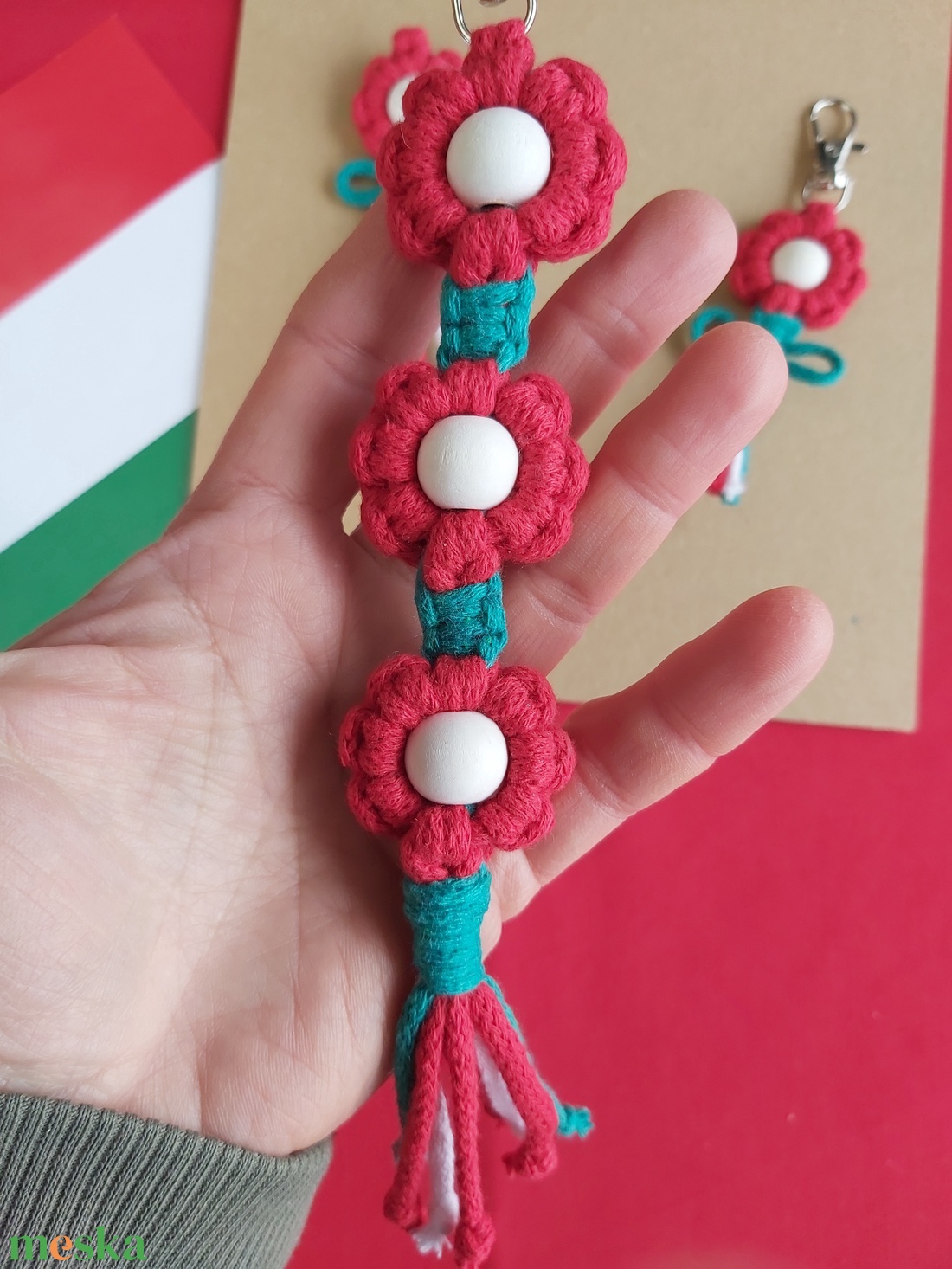 Nemzeti színű makramé szett (kitűző, kulcstartó és táskadísz) - táska & tok - kulcstartó & táskadísz - táskaakasztó - Meska.hu