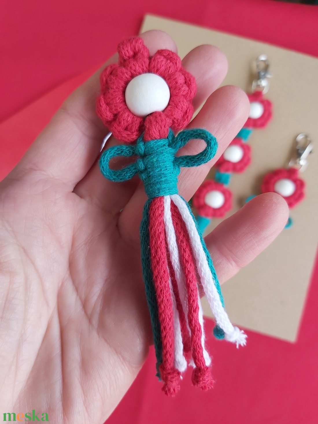 Nemzeti színű makramé szett (kitűző, kulcstartó és táskadísz) - táska & tok - kulcstartó & táskadísz - táskaakasztó - Meska.hu
