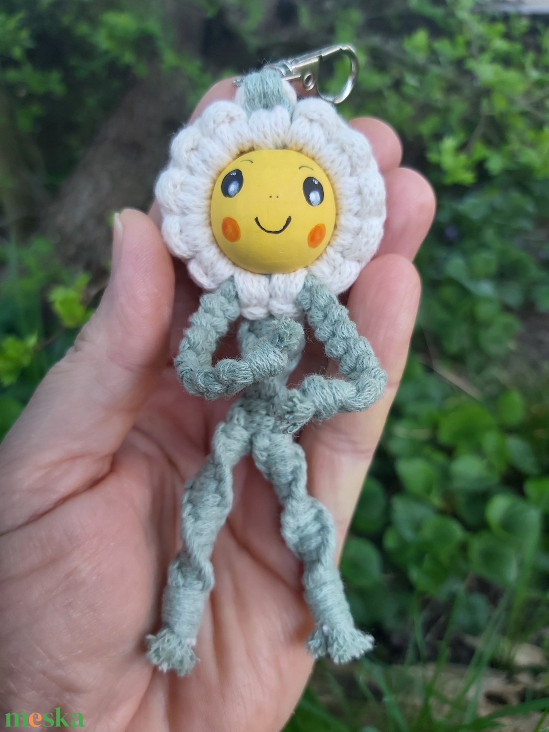 Makramé mosolygós virág táskadísz - táska & tok - kulcstartó & táskadísz - táskadísz - Meska.hu