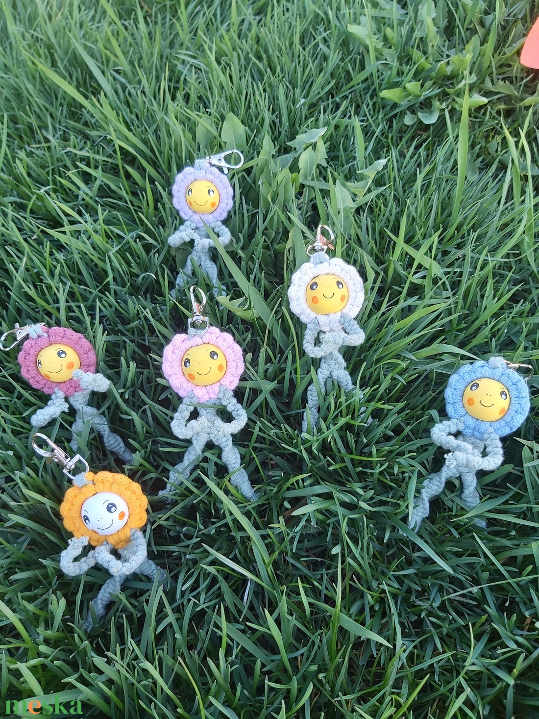 Makramé mosolygós virág táskadísz - táska & tok - kulcstartó & táskadísz - táskadísz - Meska.hu