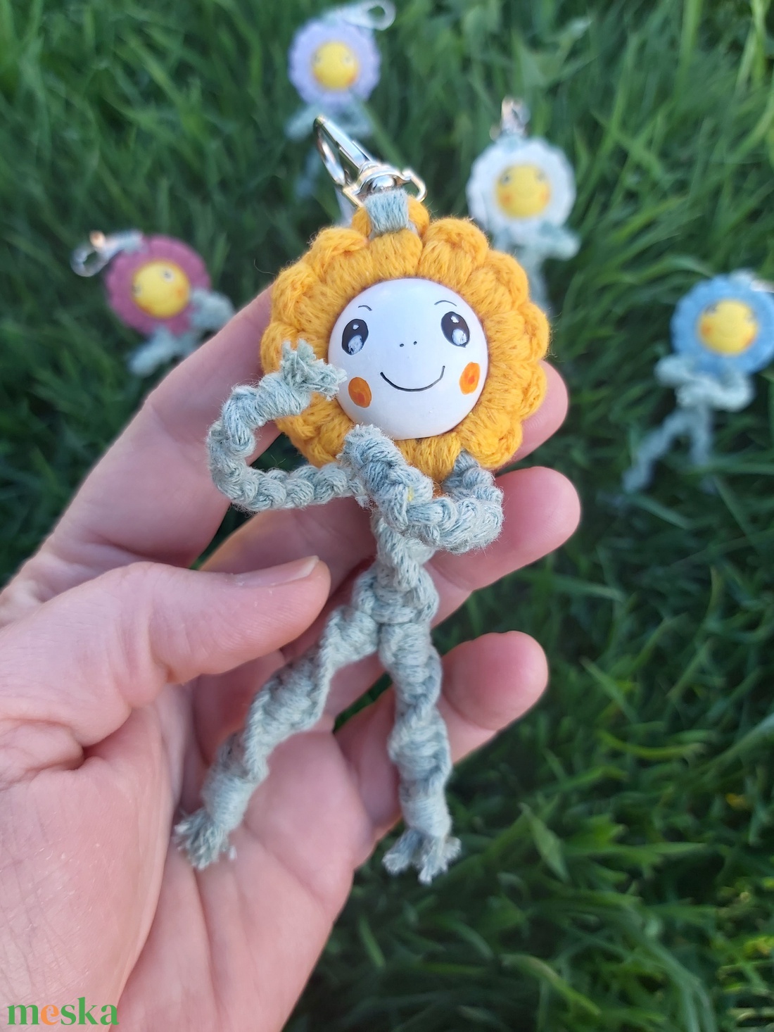 Makramé mosolygós virág táskadísz - táska & tok - kulcstartó & táskadísz - táskadísz - Meska.hu