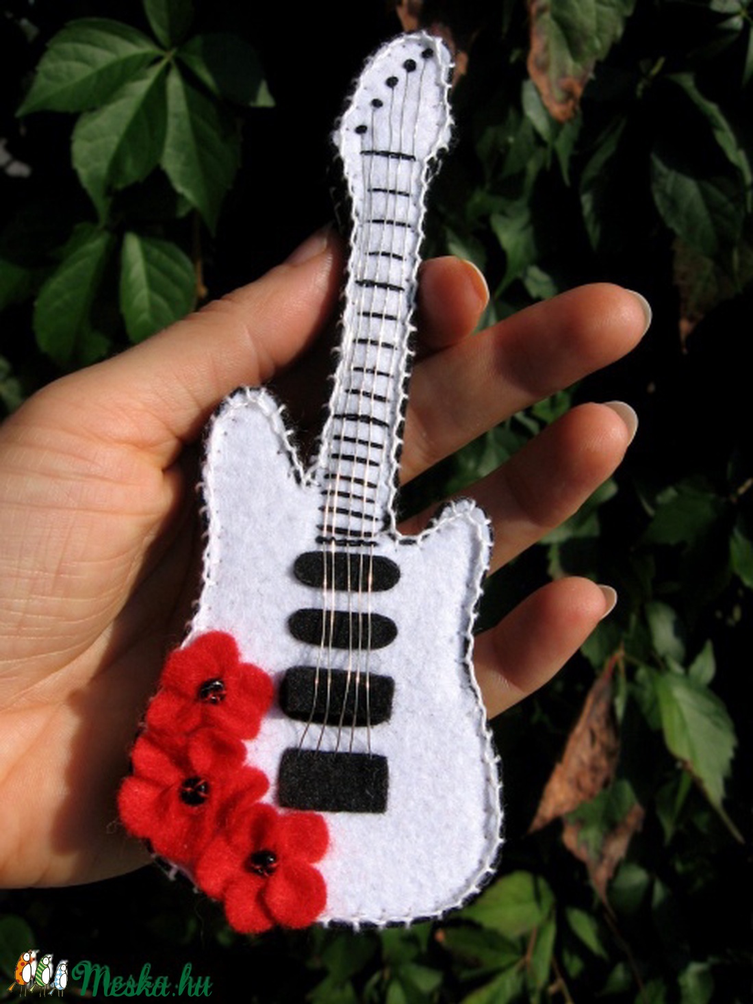 Csajos gitár - kitűző - ékszer - kitűző és bross - Meska.hu Csajos gitár - kitűző - ékszer - kitűző és bross - Meska.hu